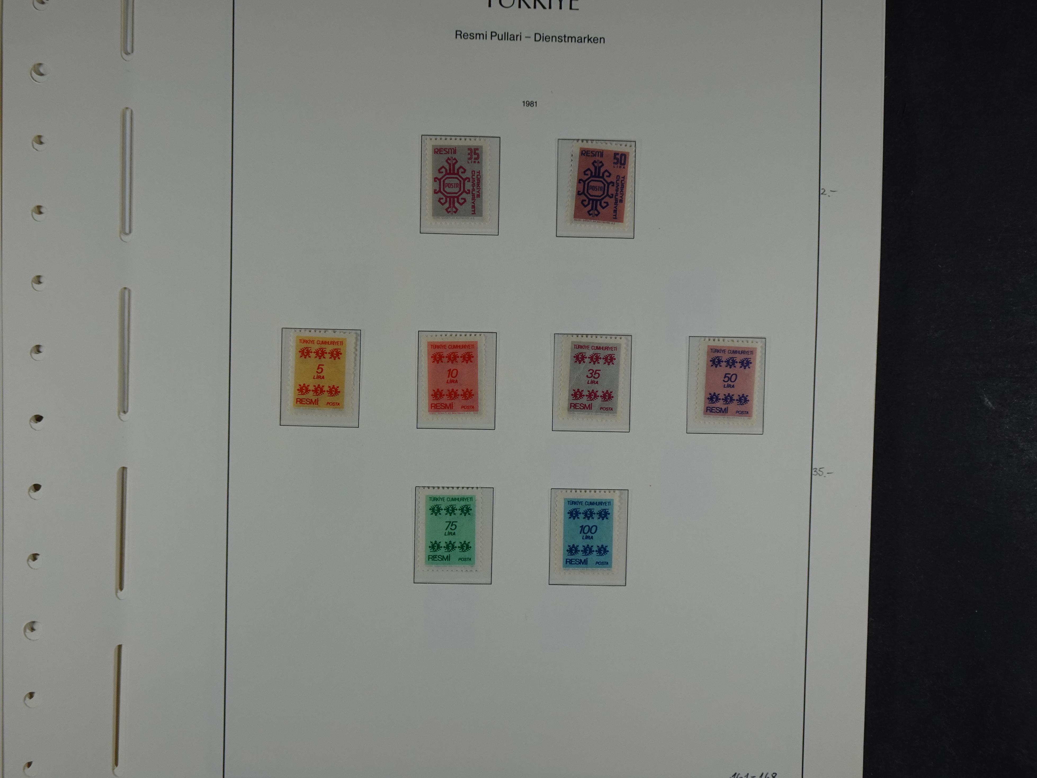 Topcollectie met een enorme waarde onder andere zeer goed postfris Back of the Book ook veel varieteiten etc. vondsten zeer zeker mogelijke. 165