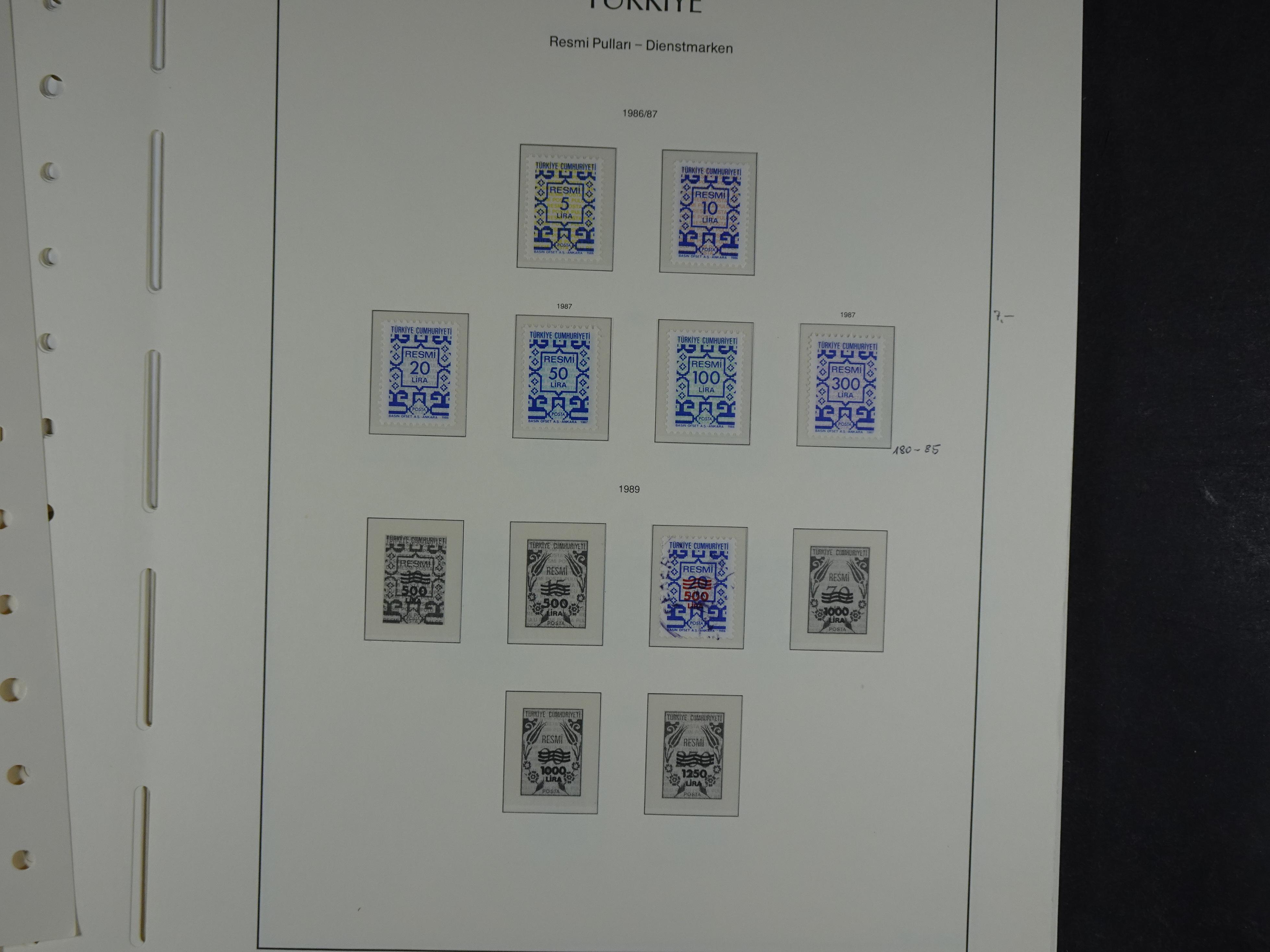 Topcollectie met een enorme waarde onder andere zeer goed postfris Back of the Book ook veel varieteiten etc. vondsten zeer zeker mogelijke. 166