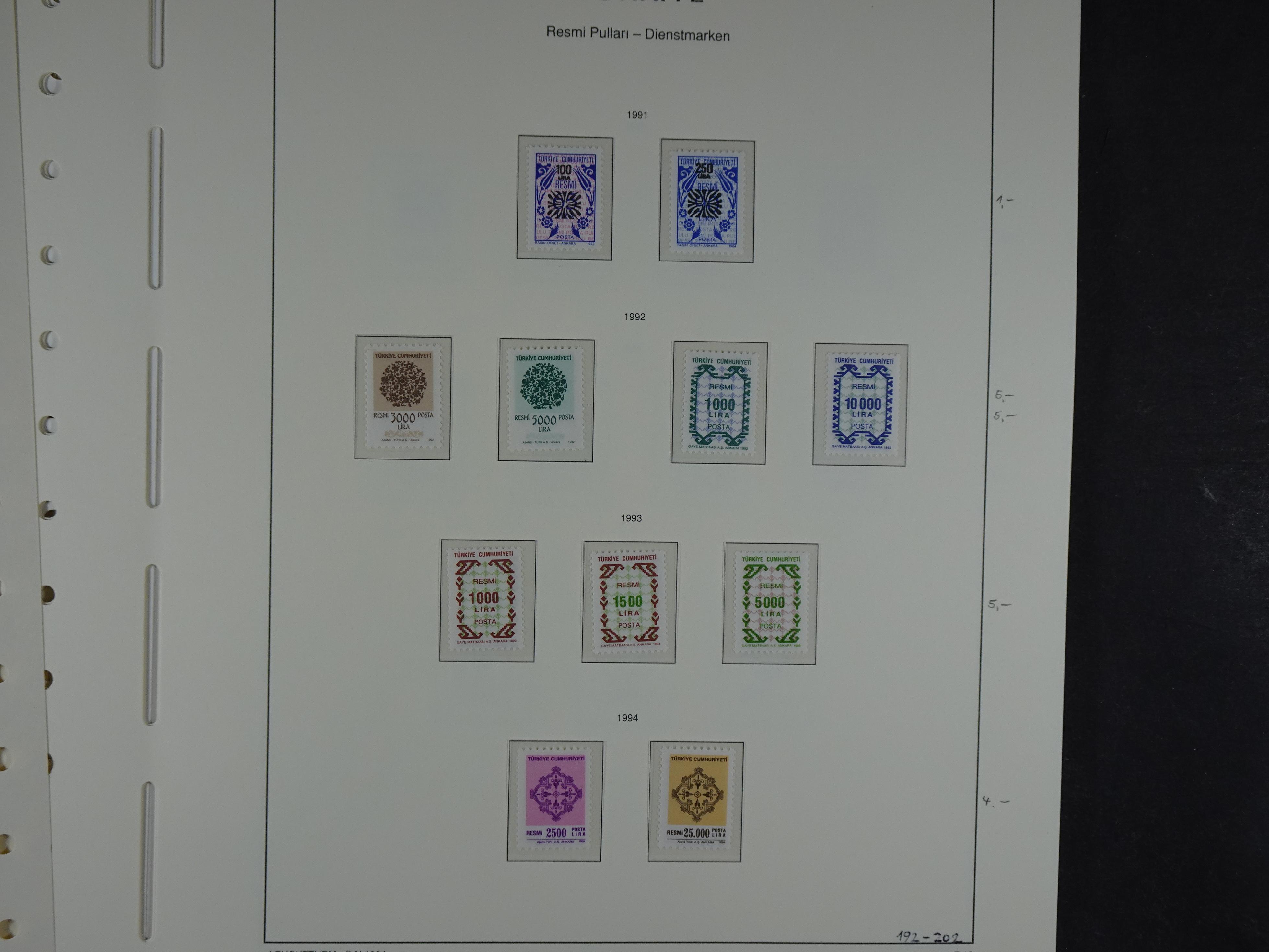 Topcollectie met een enorme waarde onder andere zeer goed postfris Back of the Book ook veel varieteiten etc. vondsten zeer zeker mogelijke. 167