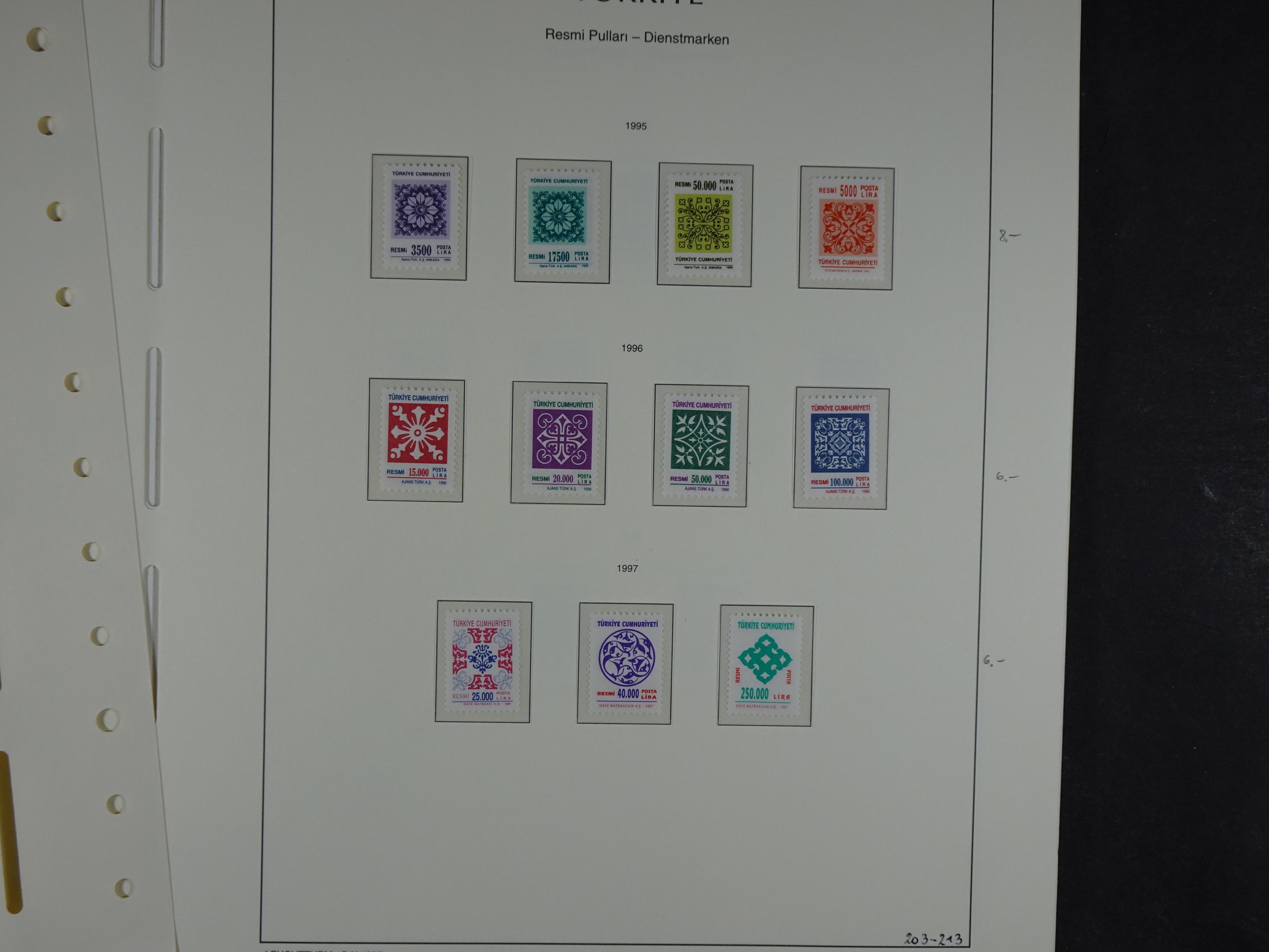 Topcollectie met een enorme waarde onder andere zeer goed postfris Back of the Book ook veel varieteiten etc. vondsten zeer zeker mogelijke. 168