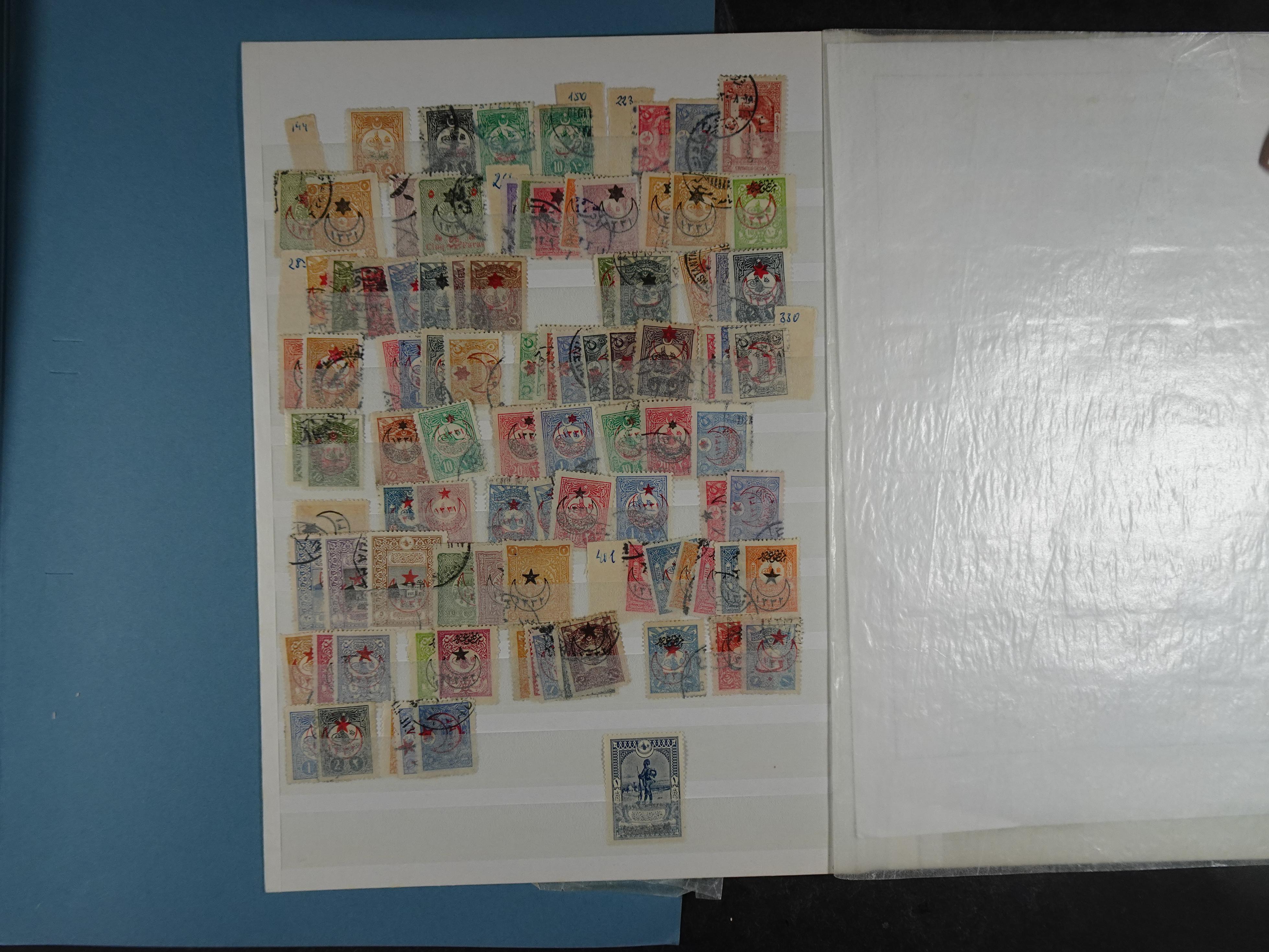 Topcollectie met een enorme waarde onder andere zeer goed postfris Back of the Book ook veel varieteiten etc. vondsten zeer zeker mogelijke. 176