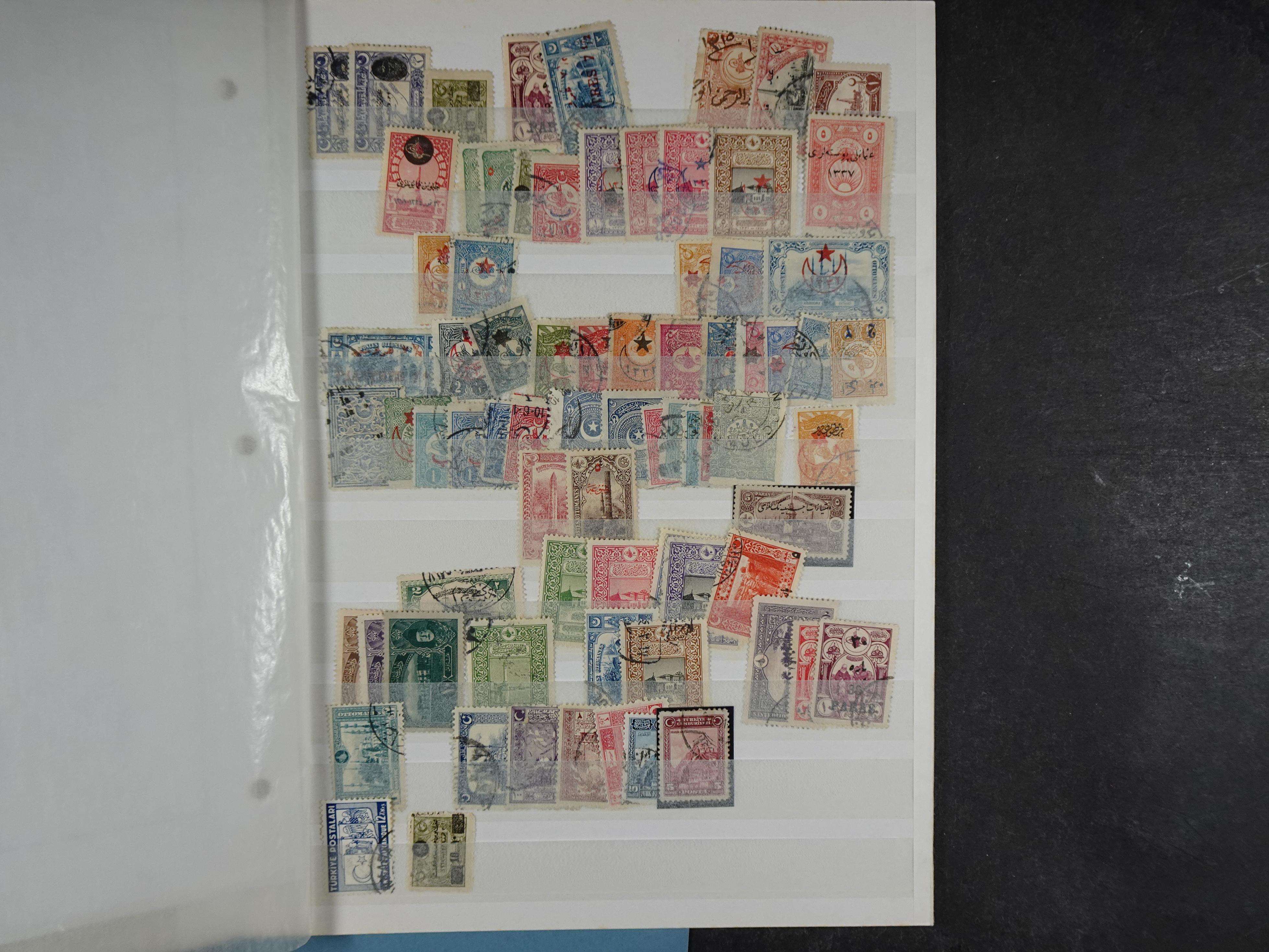 Topcollectie met een enorme waarde onder andere zeer goed postfris Back of the Book ook veel varieteiten etc. vondsten zeer zeker mogelijke. 177