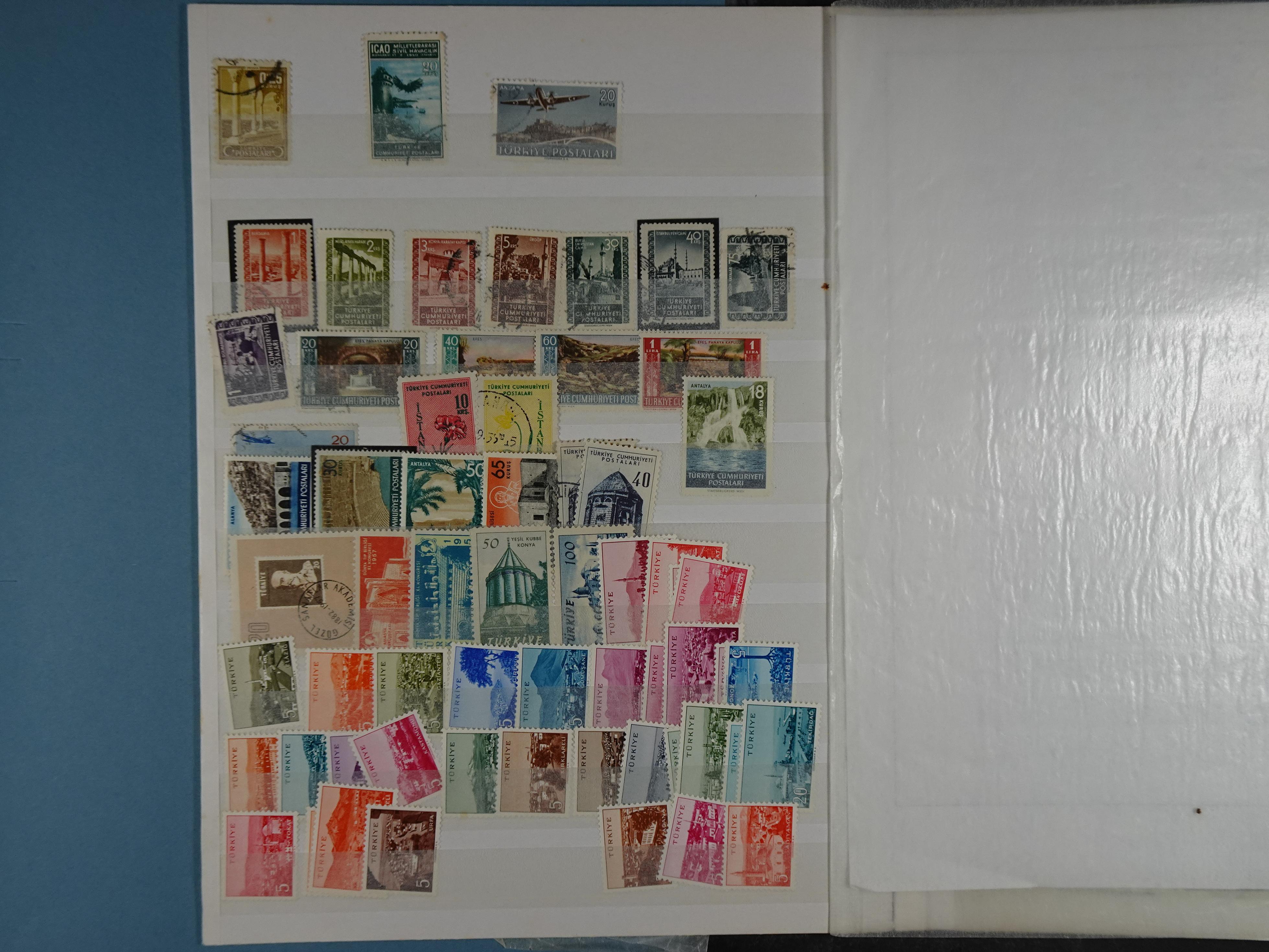 Topcollectie met een enorme waarde onder andere zeer goed postfris Back of the Book ook veel varieteiten etc. vondsten zeer zeker mogelijke. 178