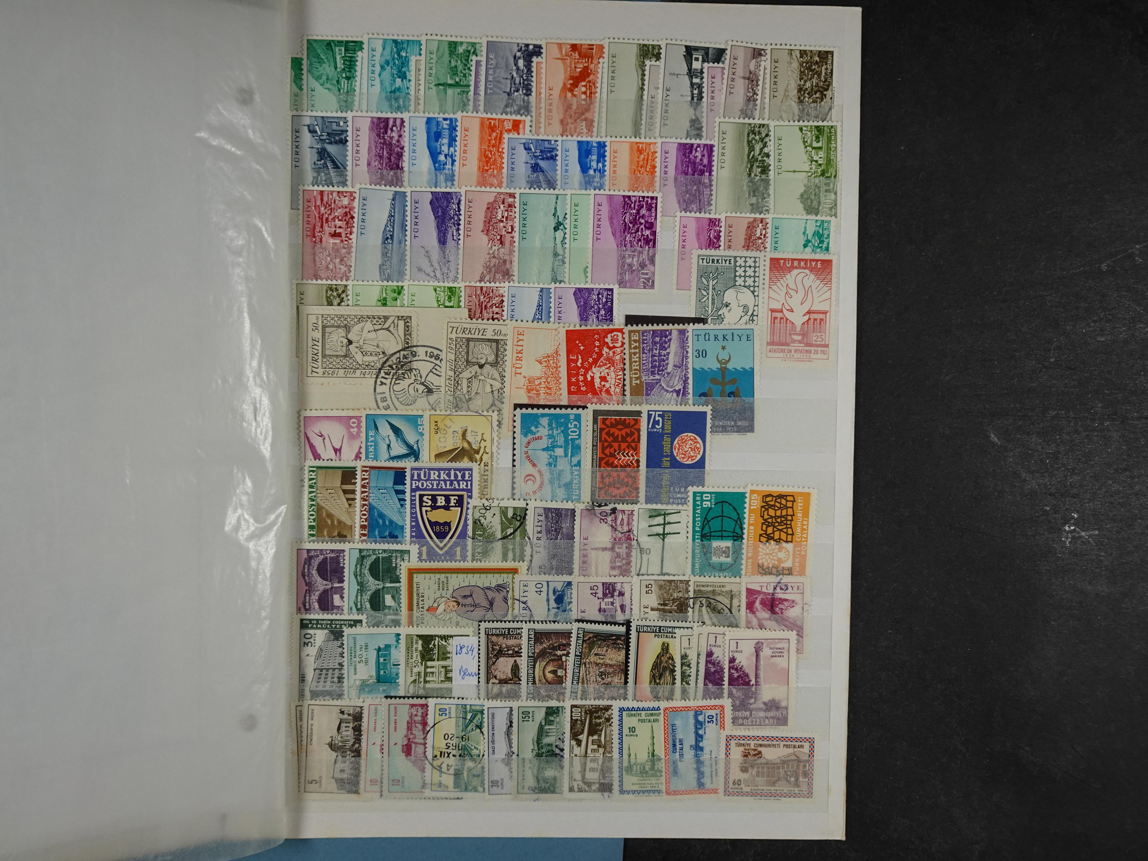 Topcollectie met een enorme waarde onder andere zeer goed postfris Back of the Book ook veel varieteiten etc. vondsten zeer zeker mogelijke. 179