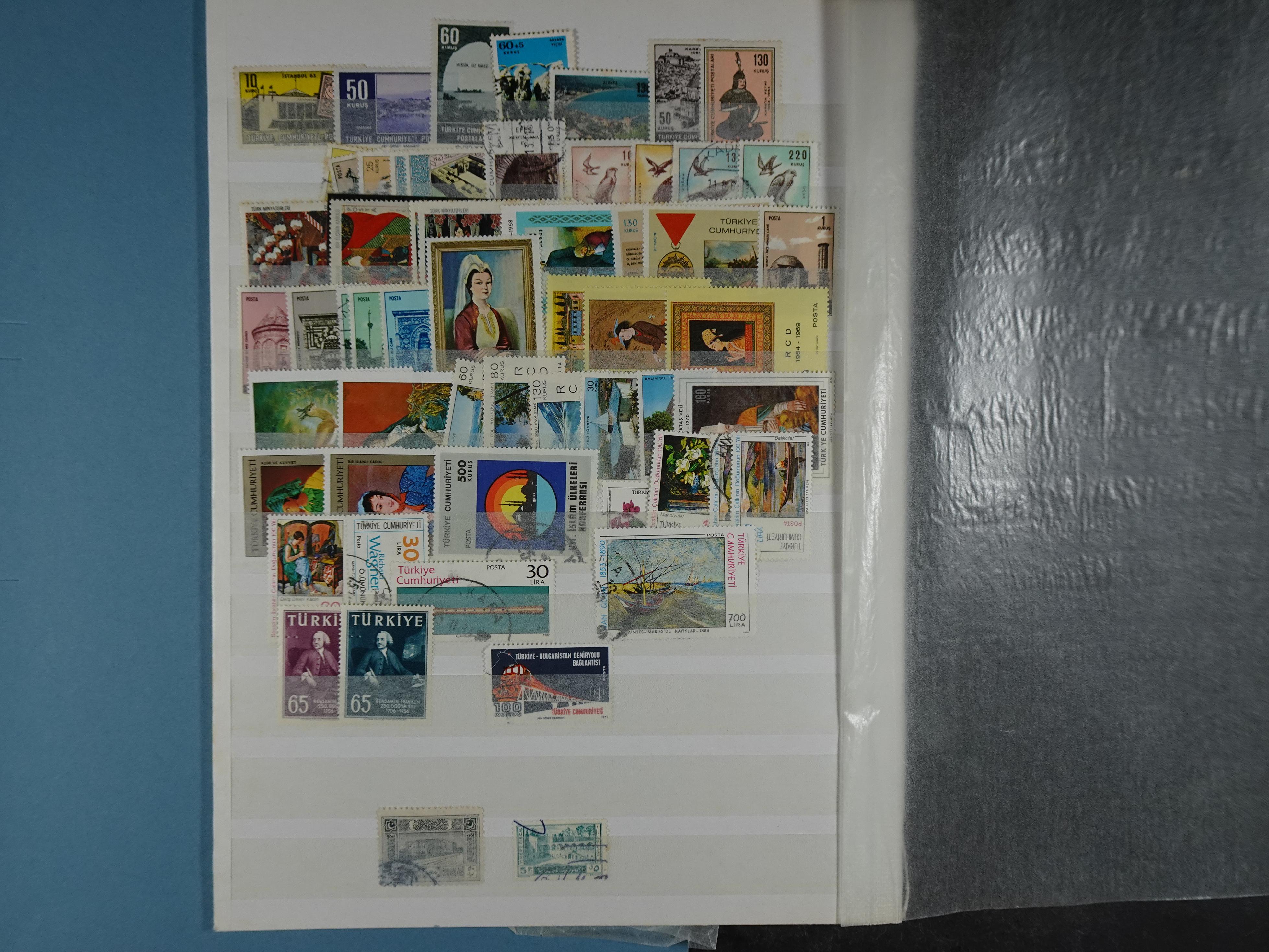 Topcollectie met een enorme waarde onder andere zeer goed postfris Back of the Book ook veel varieteiten etc. vondsten zeer zeker mogelijke. 180