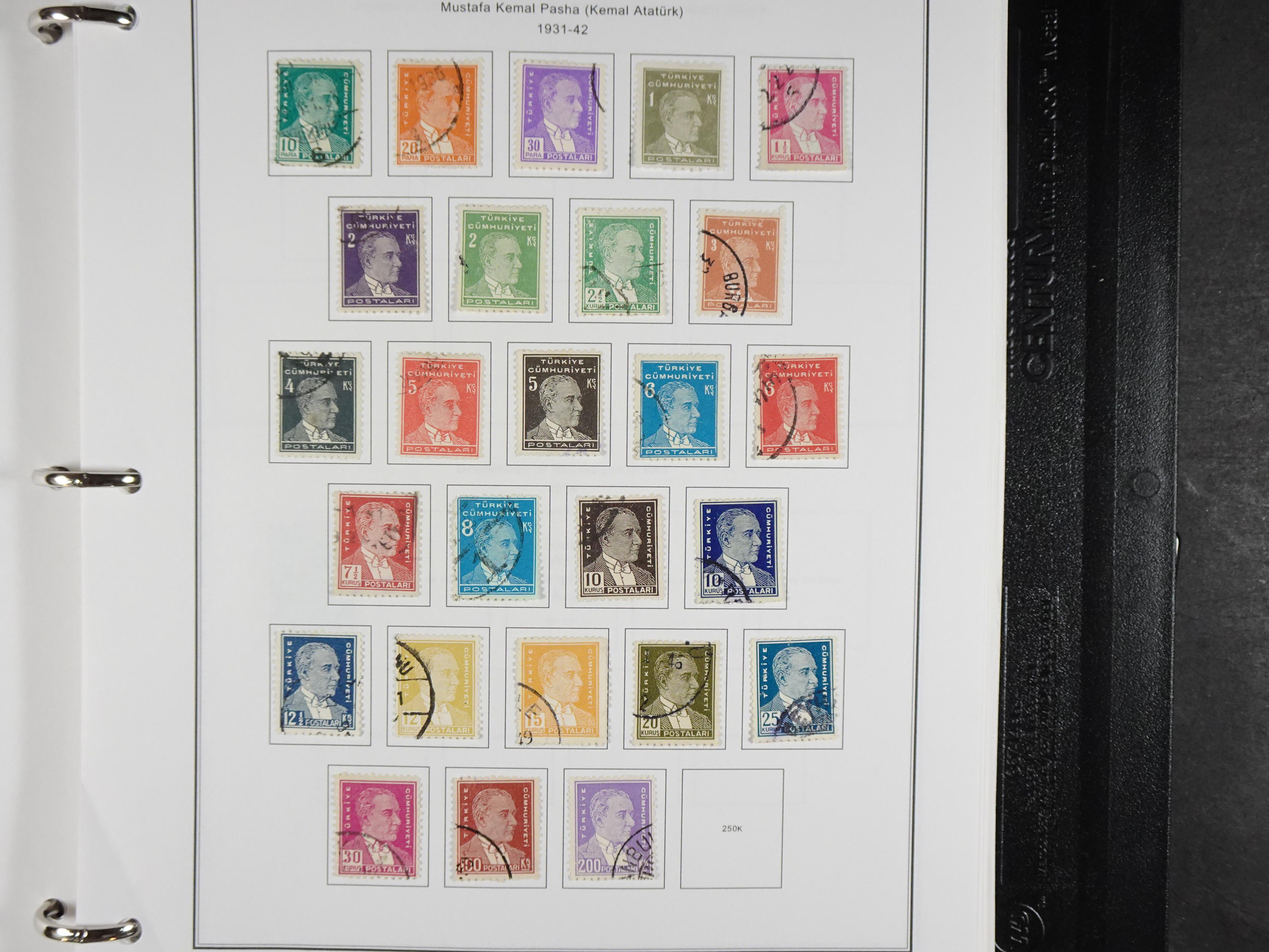 Topcollectie met een enorme waarde onder andere zeer goed postfris Back of the Book ook veel varieteiten etc. vondsten zeer zeker mogelijke. 196