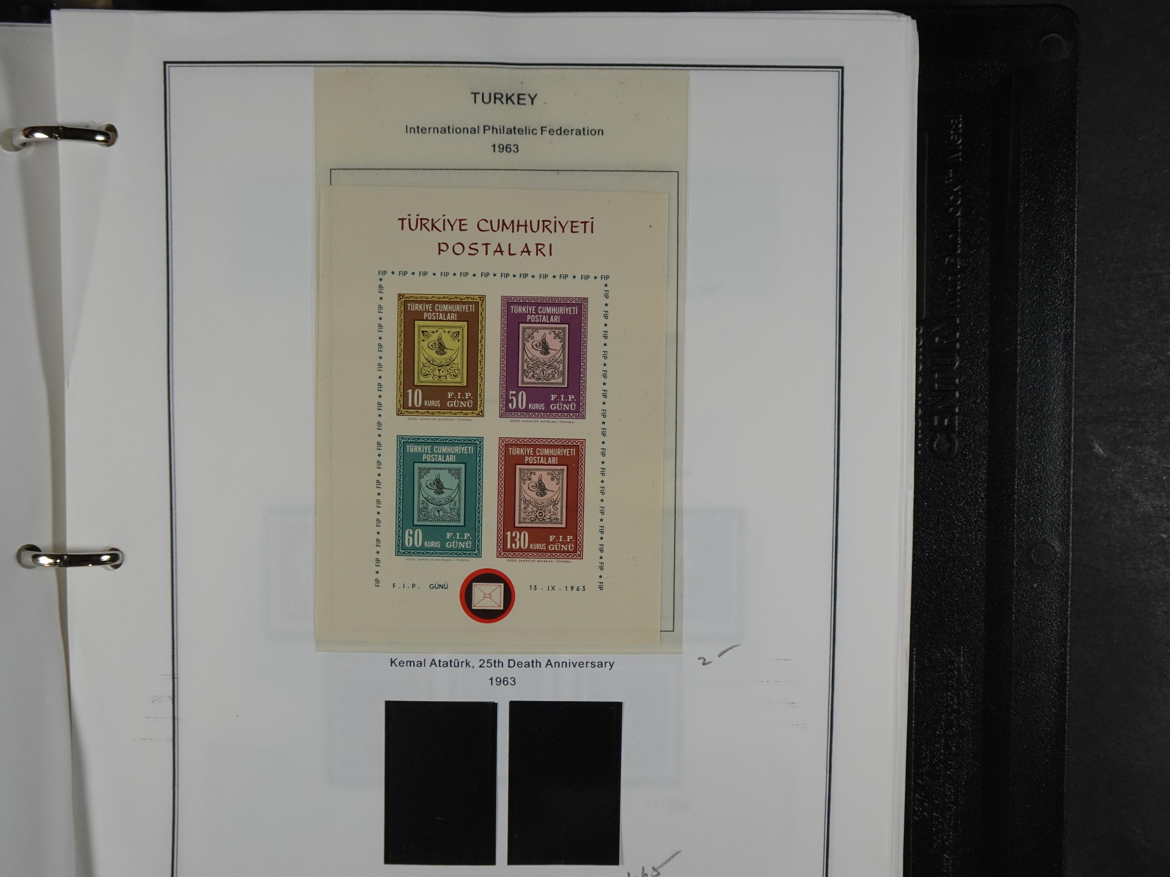 Topcollectie met een enorme waarde onder andere zeer goed postfris Back of the Book ook veel varieteiten etc. vondsten zeer zeker mogelijke. 204