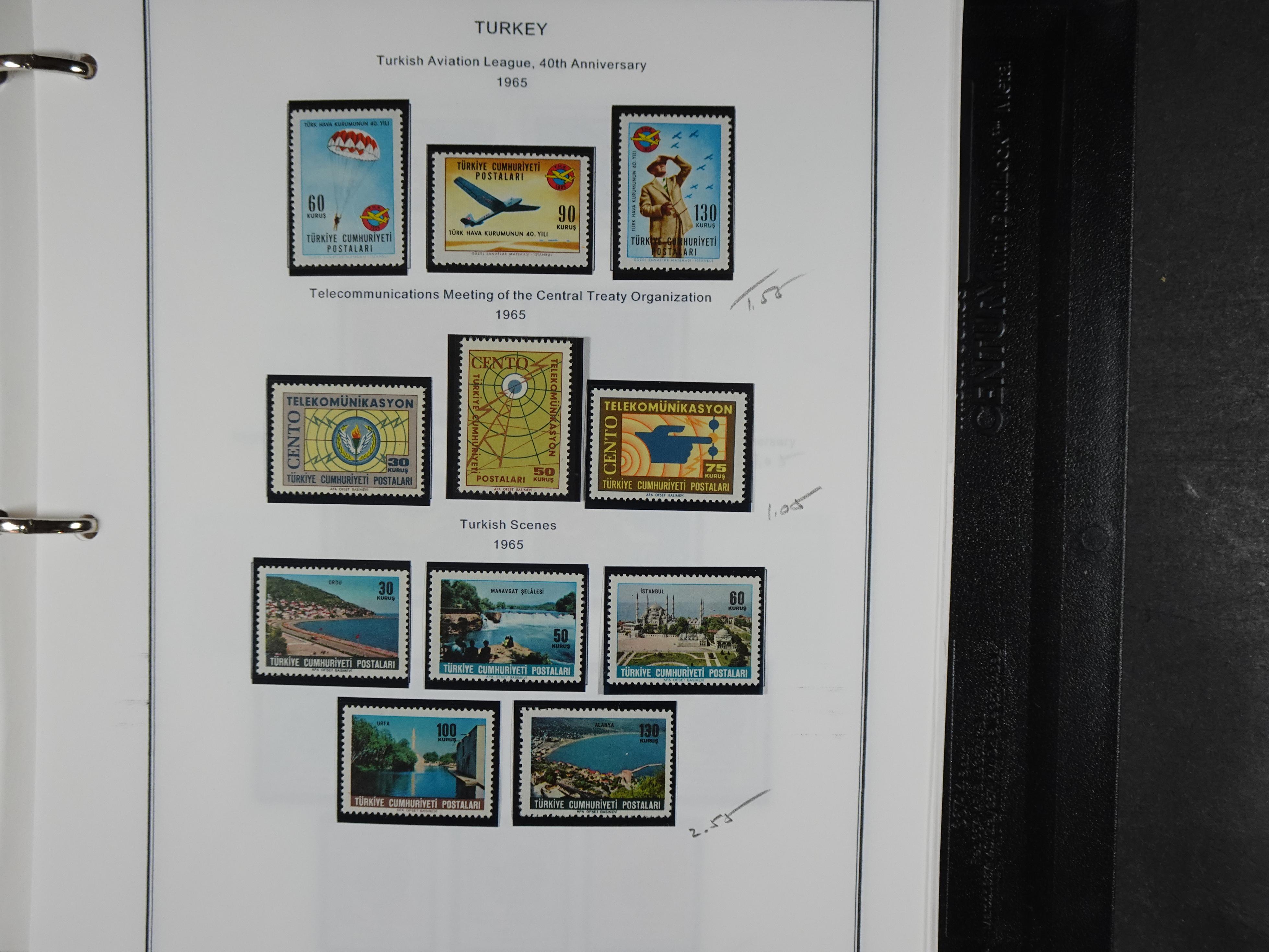 Topcollectie met een enorme waarde onder andere zeer goed postfris Back of the Book ook veel varieteiten etc. vondsten zeer zeker mogelijke. 207