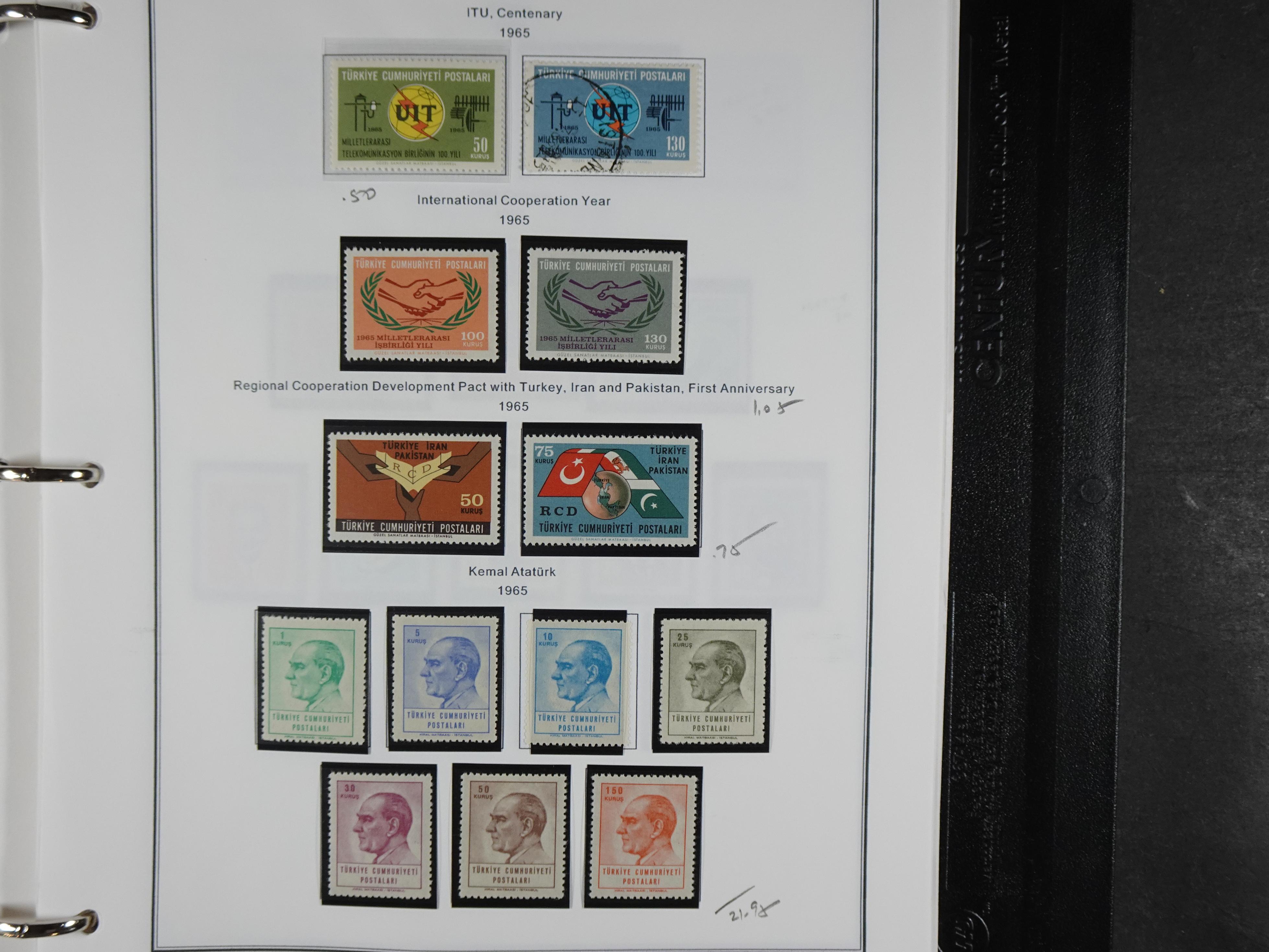 Topcollectie met een enorme waarde onder andere zeer goed postfris Back of the Book ook veel varieteiten etc. vondsten zeer zeker mogelijke. 208