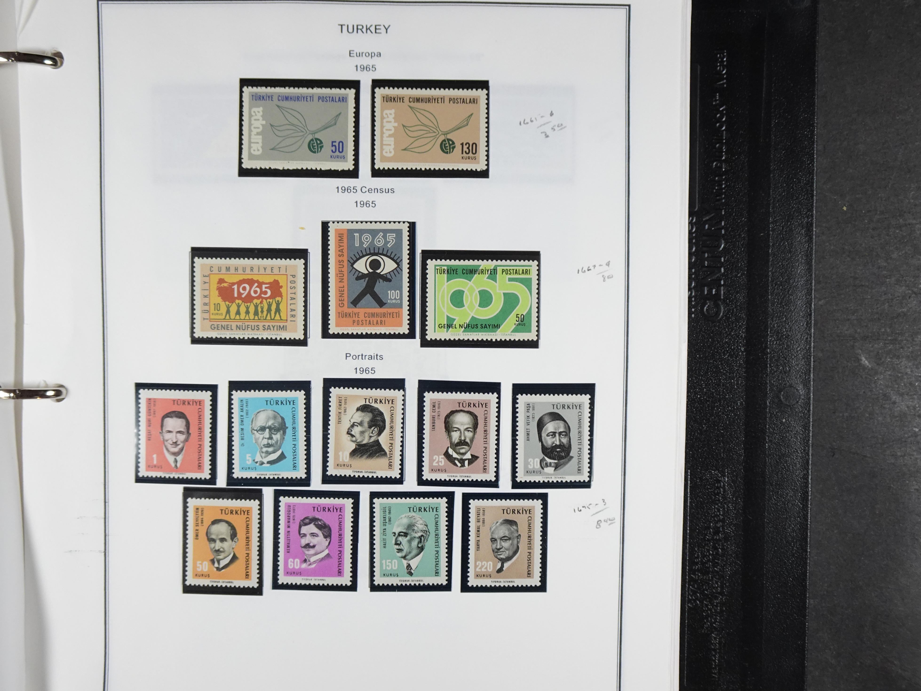 Topcollectie met een enorme waarde onder andere zeer goed postfris Back of the Book ook veel varieteiten etc. vondsten zeer zeker mogelijke. 209