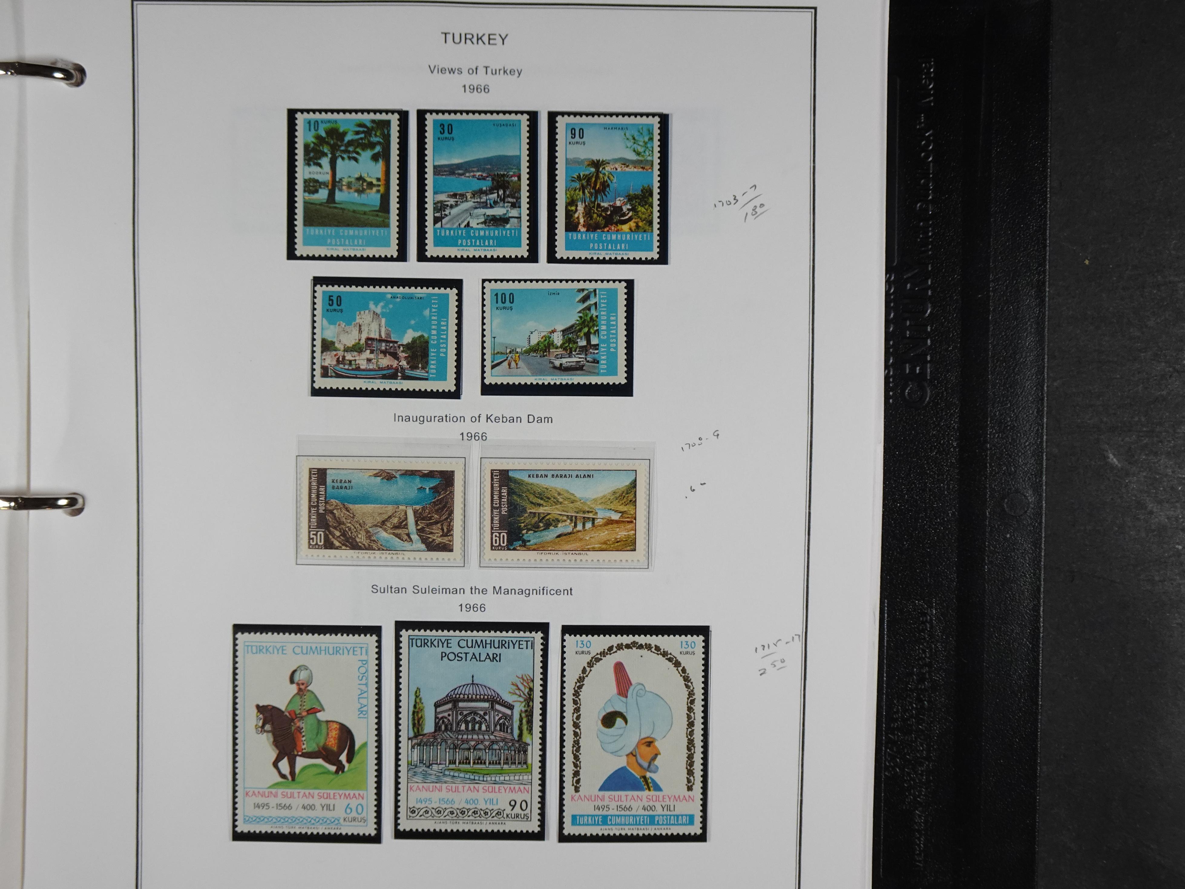 Topcollectie met een enorme waarde onder andere zeer goed postfris Back of the Book ook veel varieteiten etc. vondsten zeer zeker mogelijke. 213