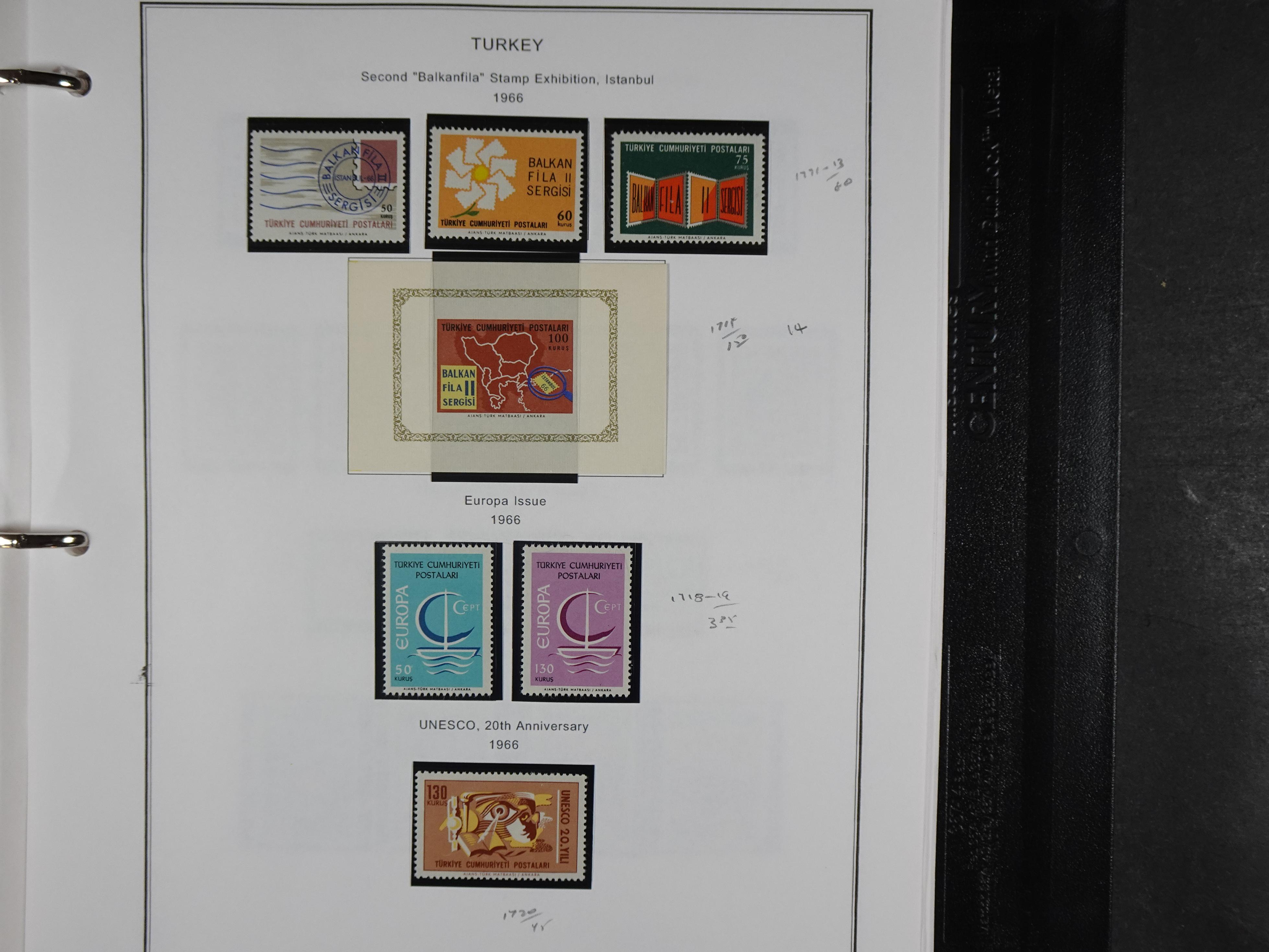 Topcollectie met een enorme waarde onder andere zeer goed postfris Back of the Book ook veel varieteiten etc. vondsten zeer zeker mogelijke. 214