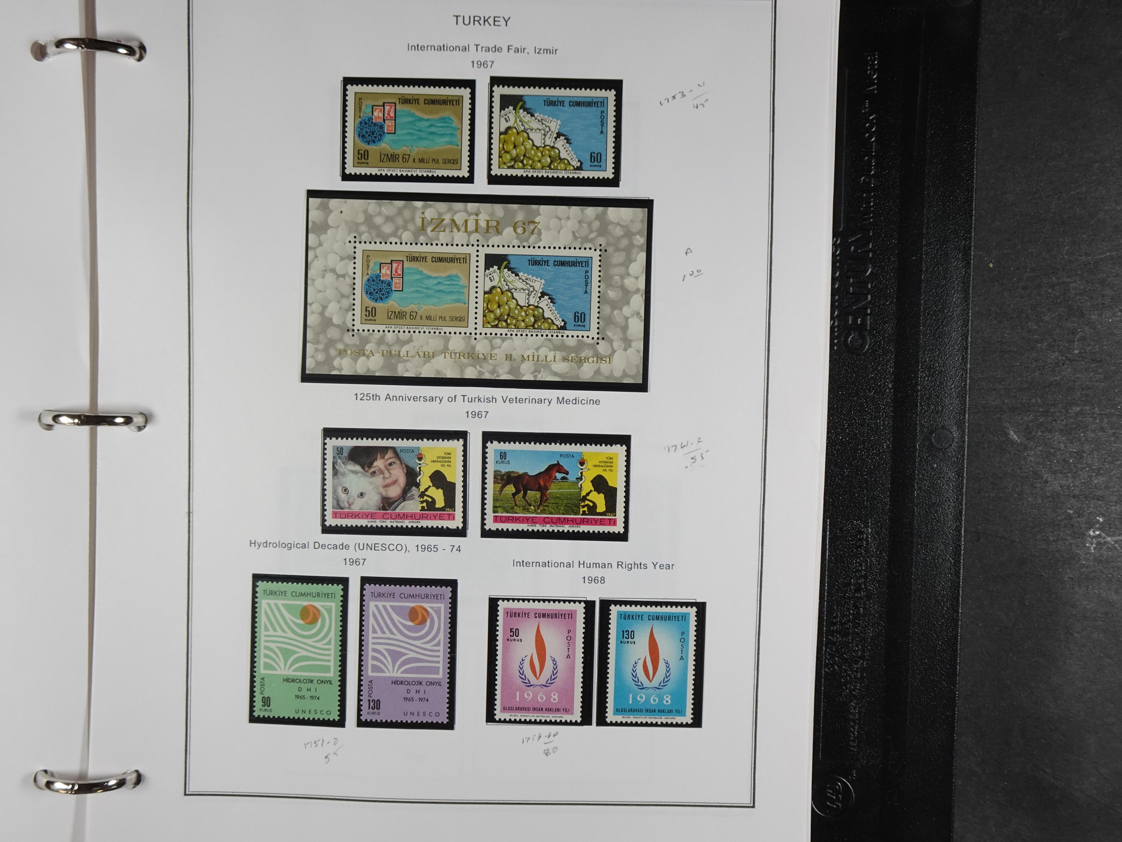 Topcollectie met een enorme waarde onder andere zeer goed postfris Back of the Book ook veel varieteiten etc. vondsten zeer zeker mogelijke. 218