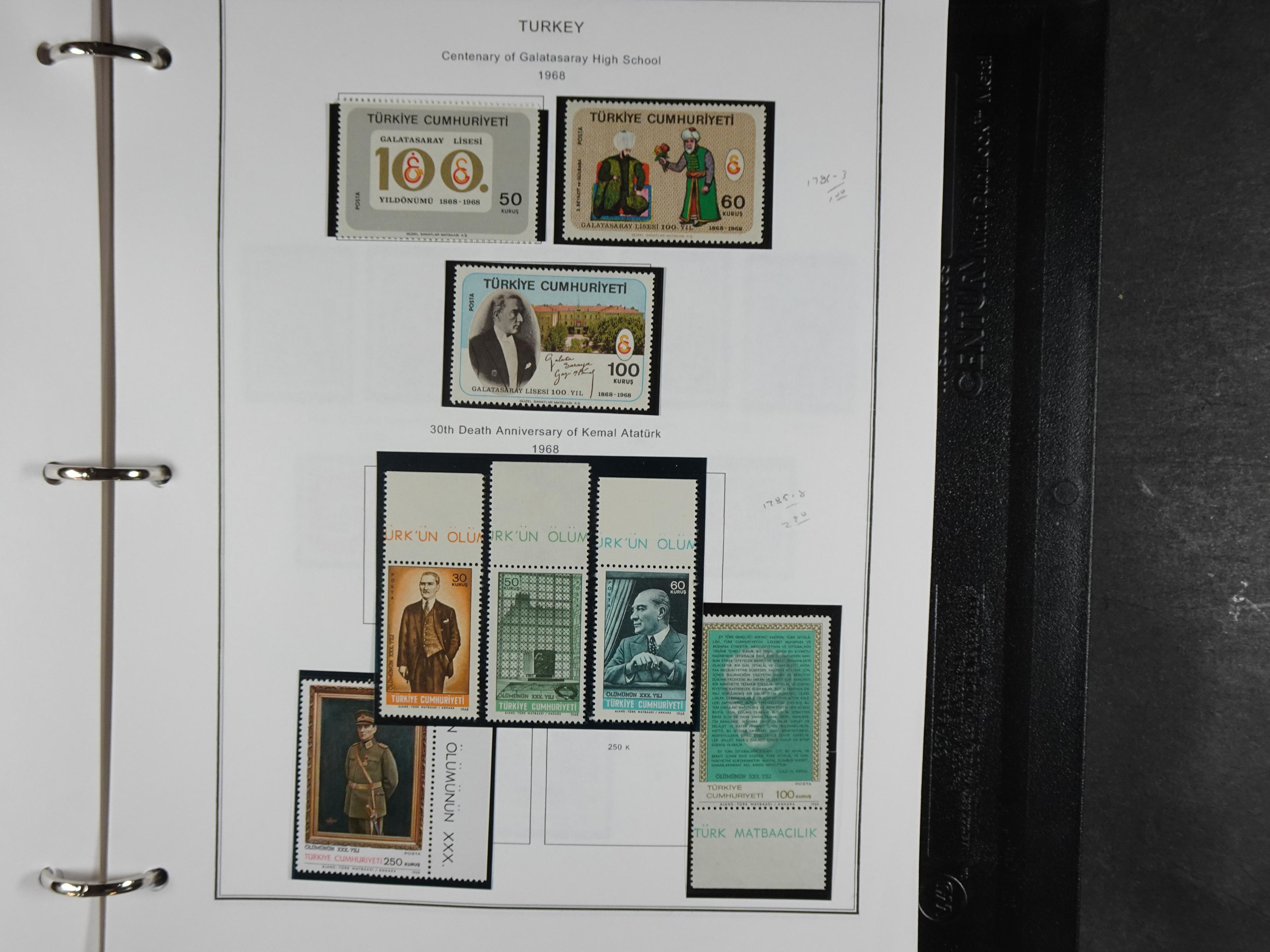 Topcollectie met een enorme waarde onder andere zeer goed postfris Back of the Book ook veel varieteiten etc. vondsten zeer zeker mogelijke. 221