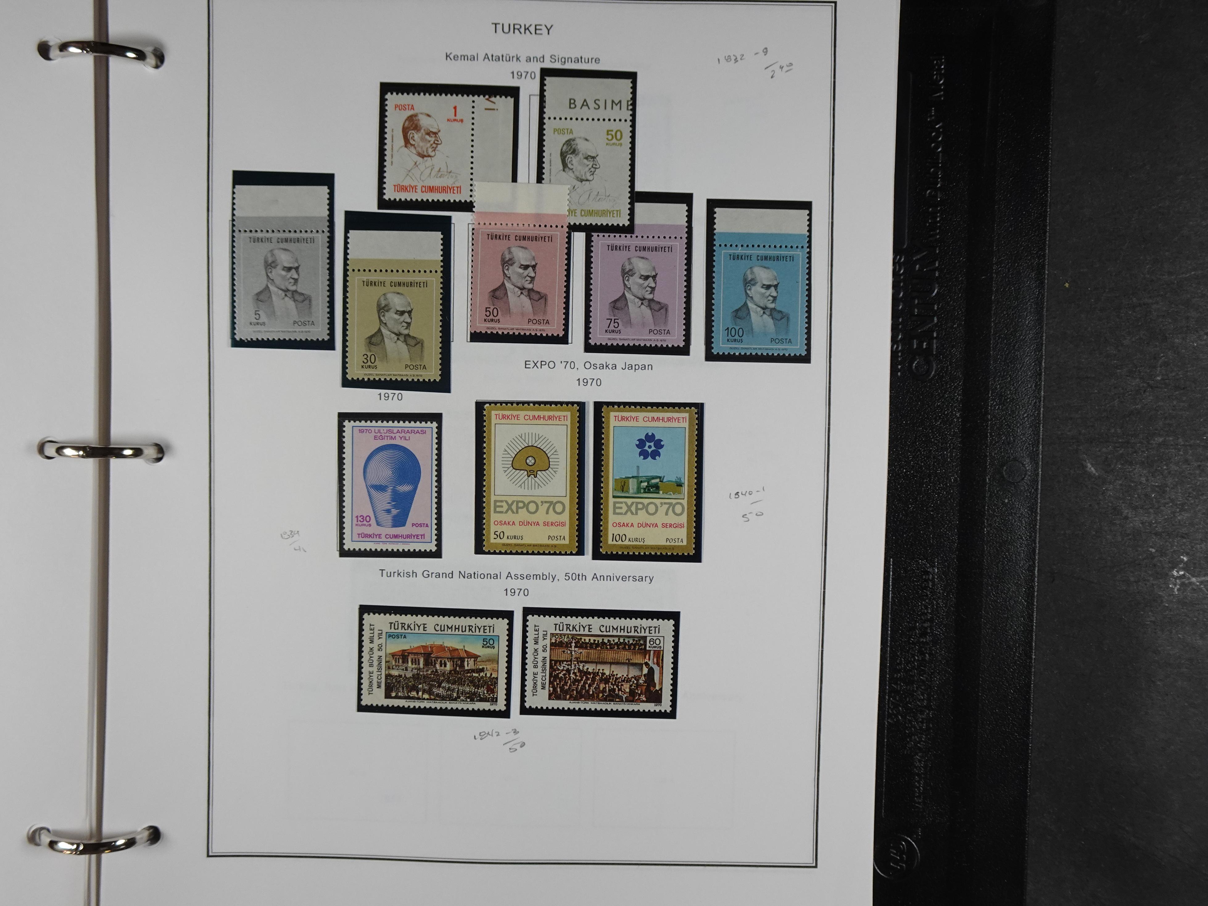 Topcollectie met een enorme waarde onder andere zeer goed postfris Back of the Book ook veel varieteiten etc. vondsten zeer zeker mogelijke. 226