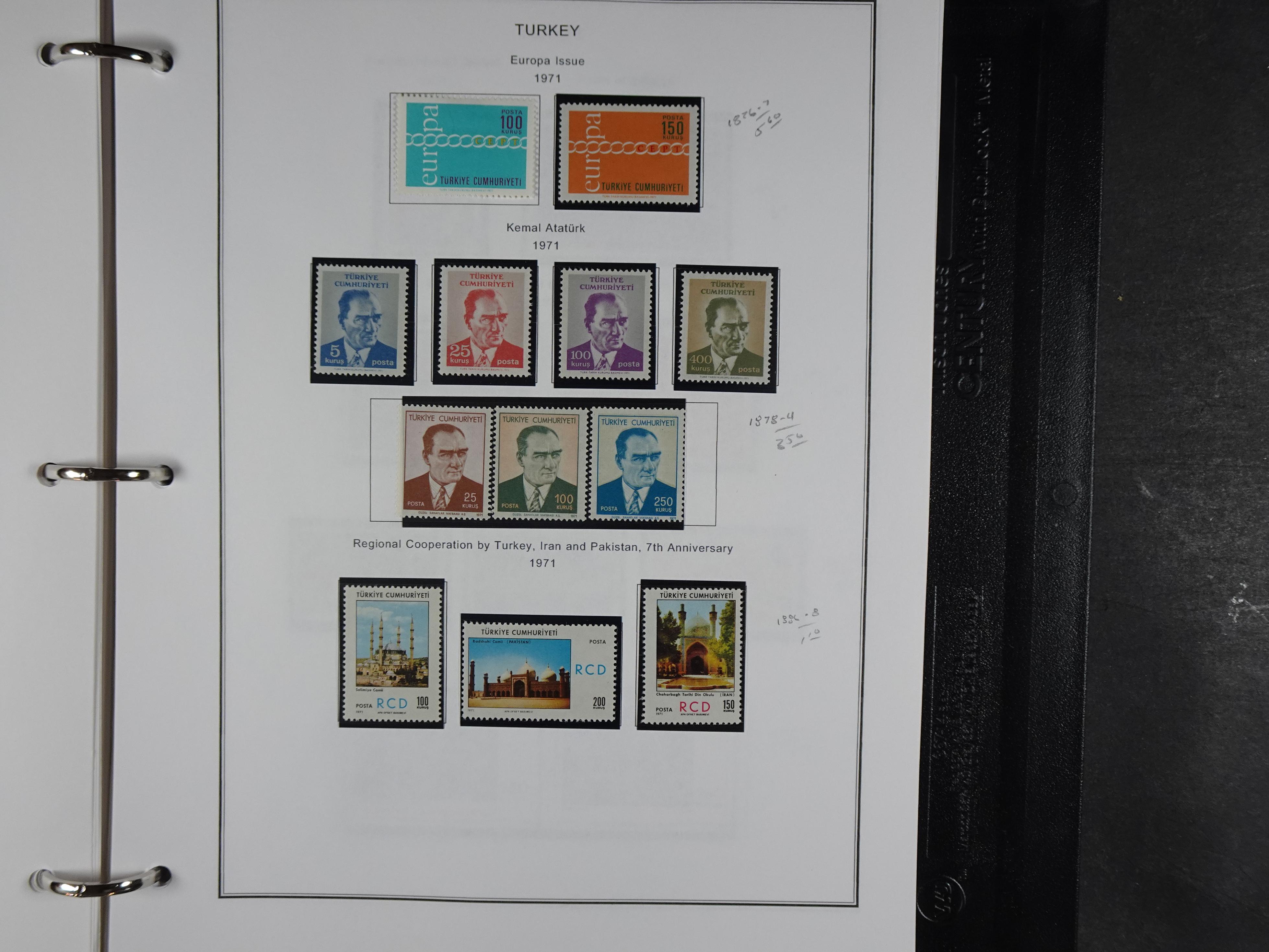 Topcollectie met een enorme waarde onder andere zeer goed postfris Back of the Book ook veel varieteiten etc. vondsten zeer zeker mogelijke. 231