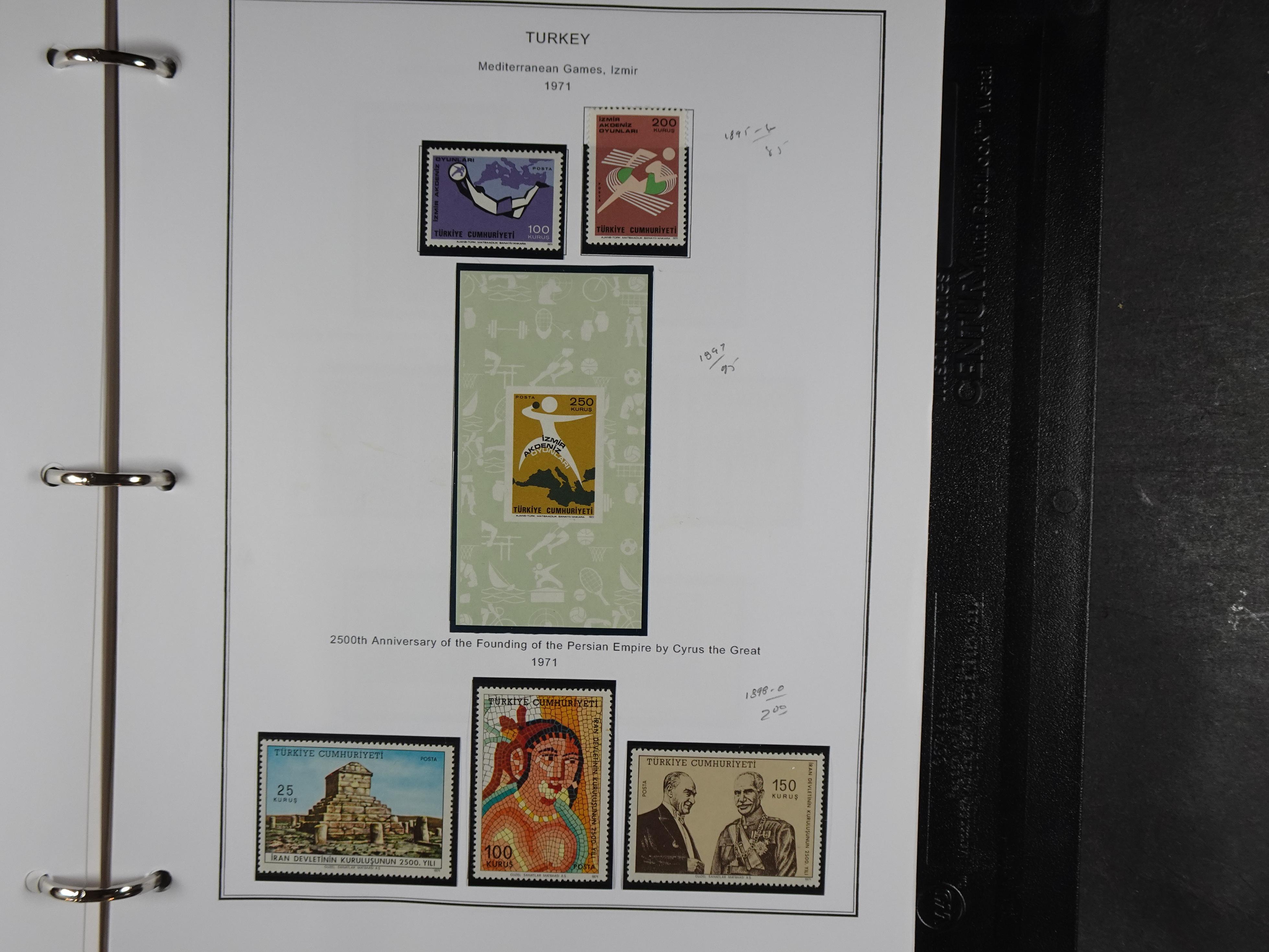 Topcollectie met een enorme waarde onder andere zeer goed postfris Back of the Book ook veel varieteiten etc. vondsten zeer zeker mogelijke. 233