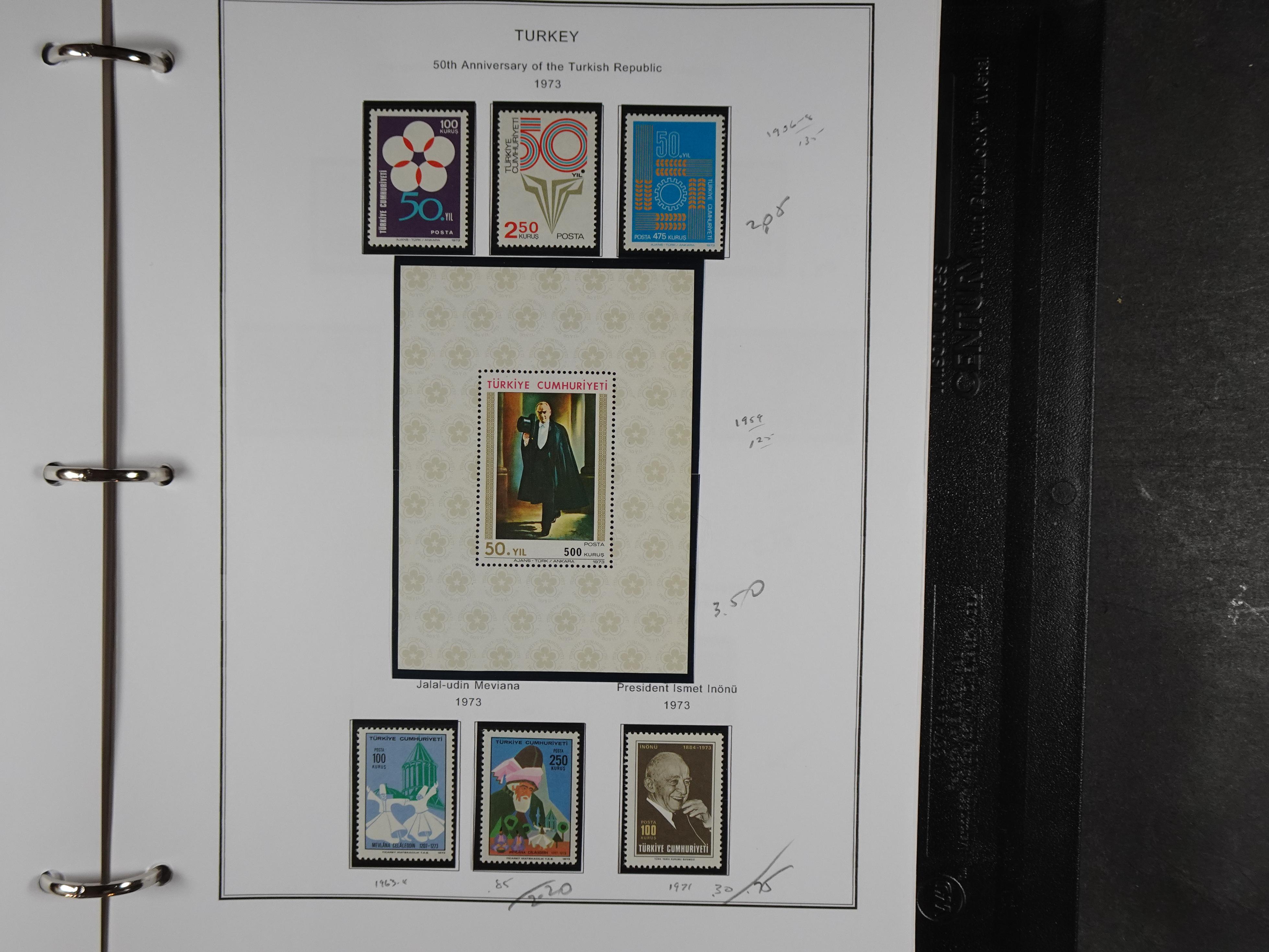 Topcollectie met een enorme waarde onder andere zeer goed postfris Back of the Book ook veel varieteiten etc. vondsten zeer zeker mogelijke. 239