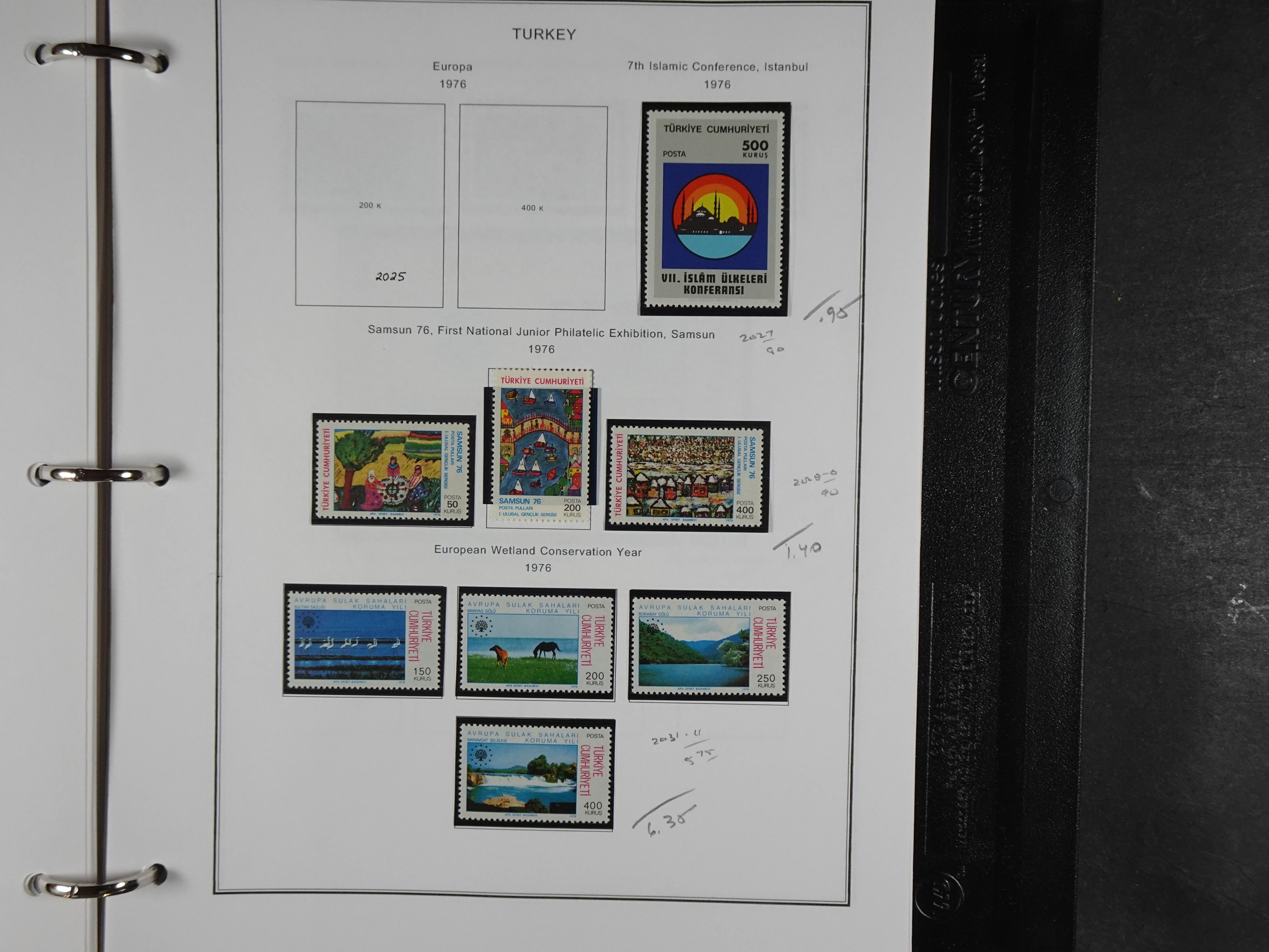 Topcollectie met een enorme waarde onder andere zeer goed postfris Back of the Book ook veel varieteiten etc. vondsten zeer zeker mogelijke. 248