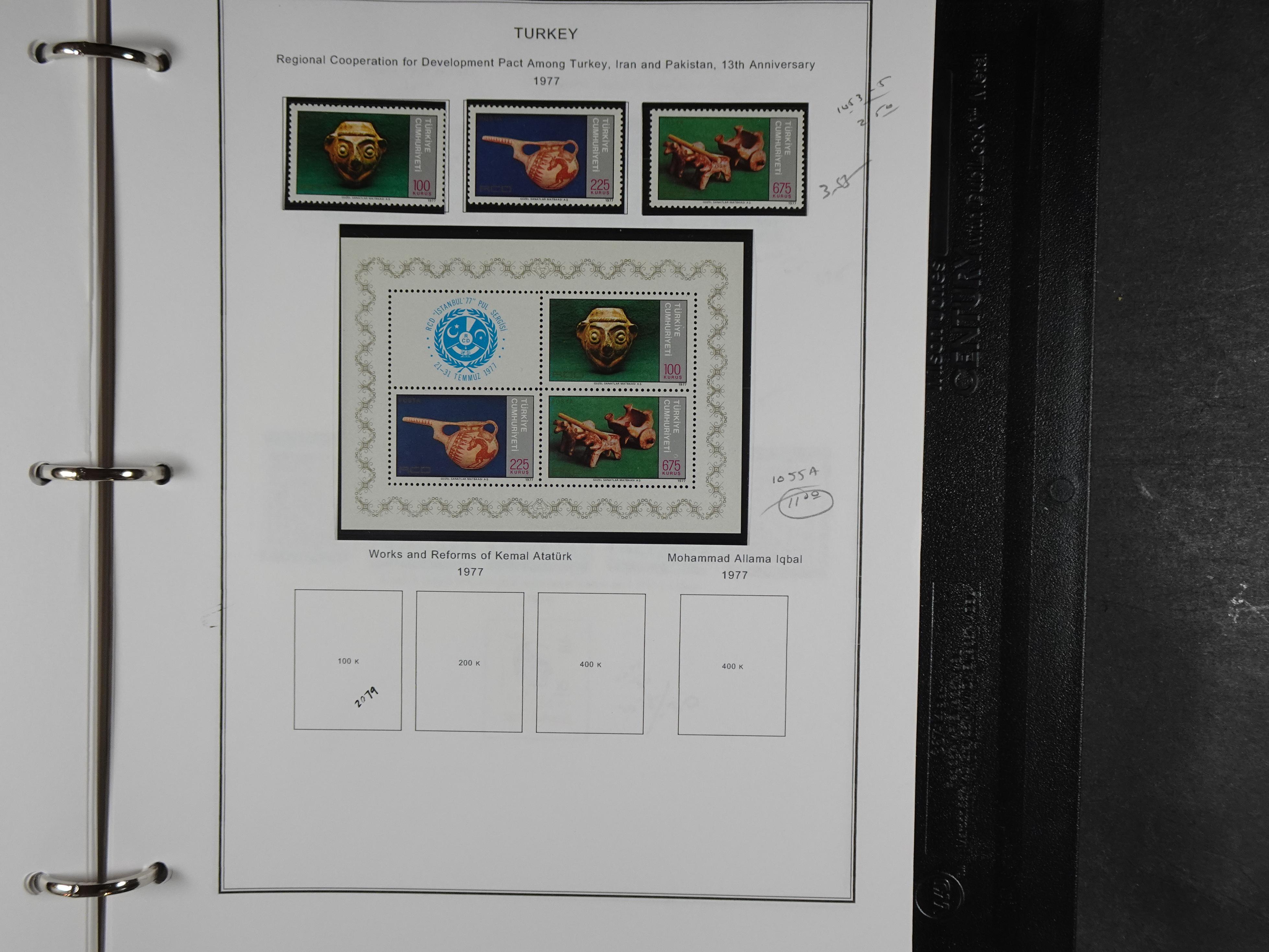 Topcollectie met een enorme waarde onder andere zeer goed postfris Back of the Book ook veel varieteiten etc. vondsten zeer zeker mogelijke. 249