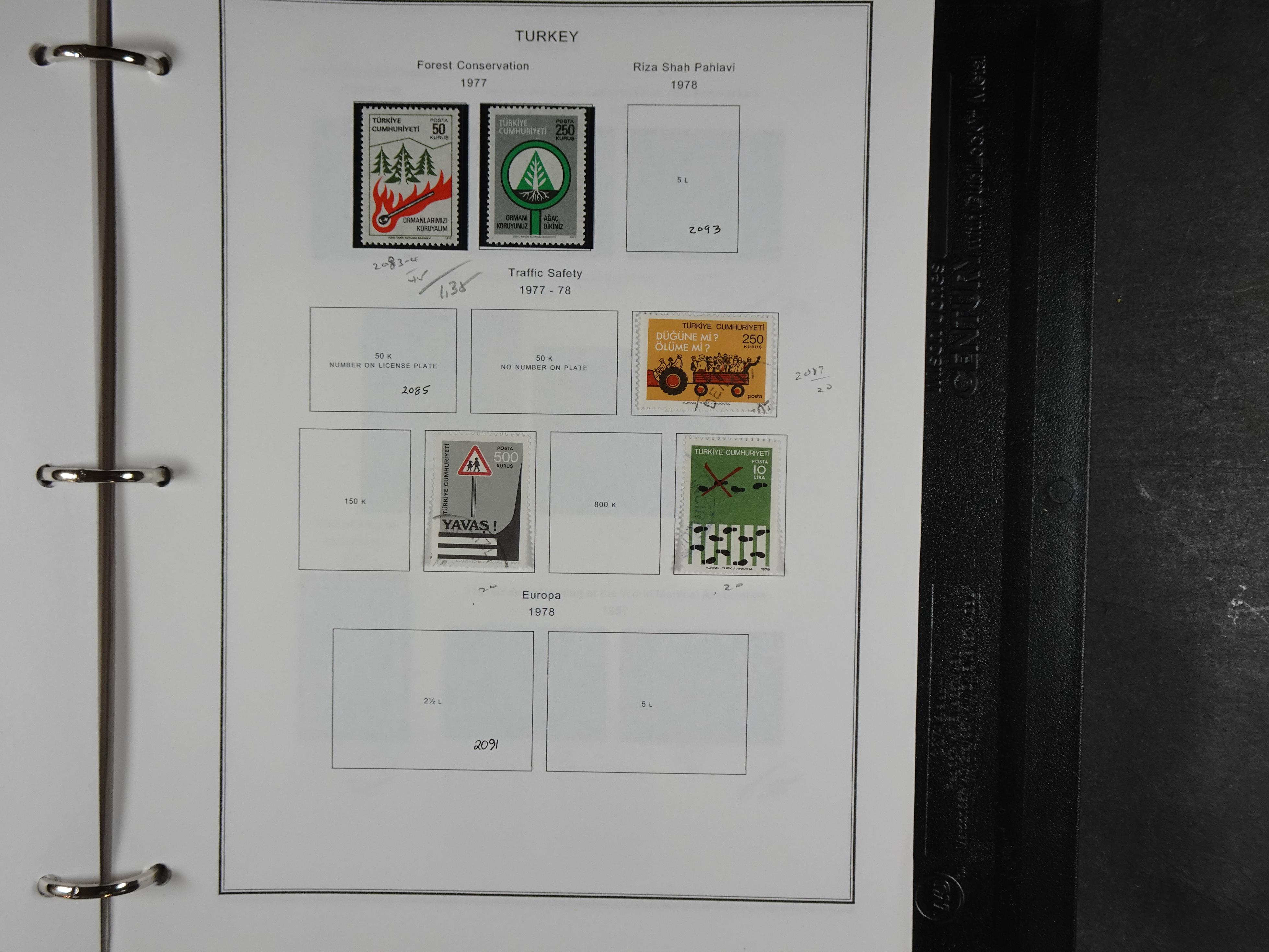 Topcollectie met een enorme waarde onder andere zeer goed postfris Back of the Book ook veel varieteiten etc. vondsten zeer zeker mogelijke. 251