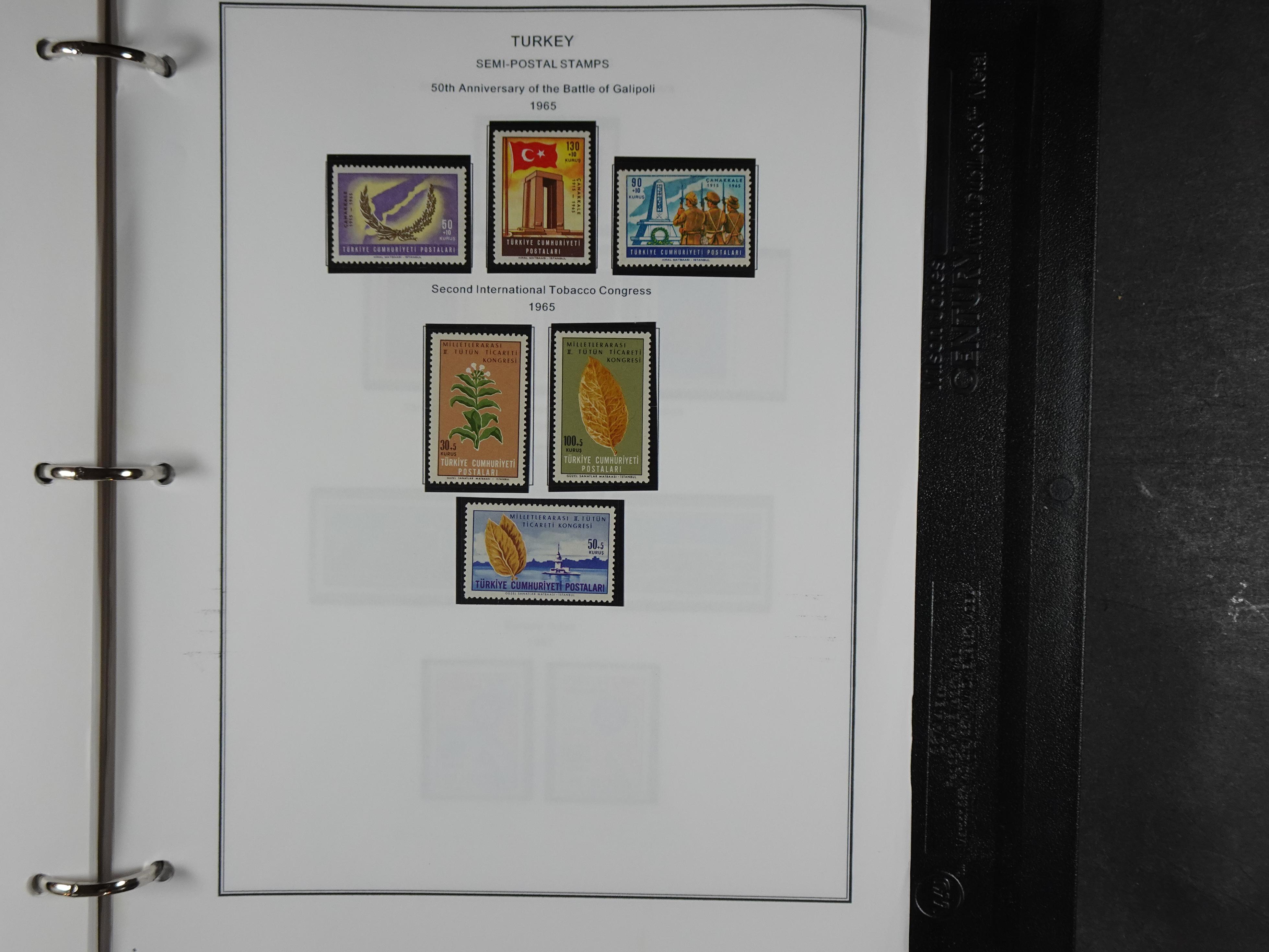 Topcollectie met een enorme waarde onder andere zeer goed postfris Back of the Book ook veel varieteiten etc. vondsten zeer zeker mogelijke. 259