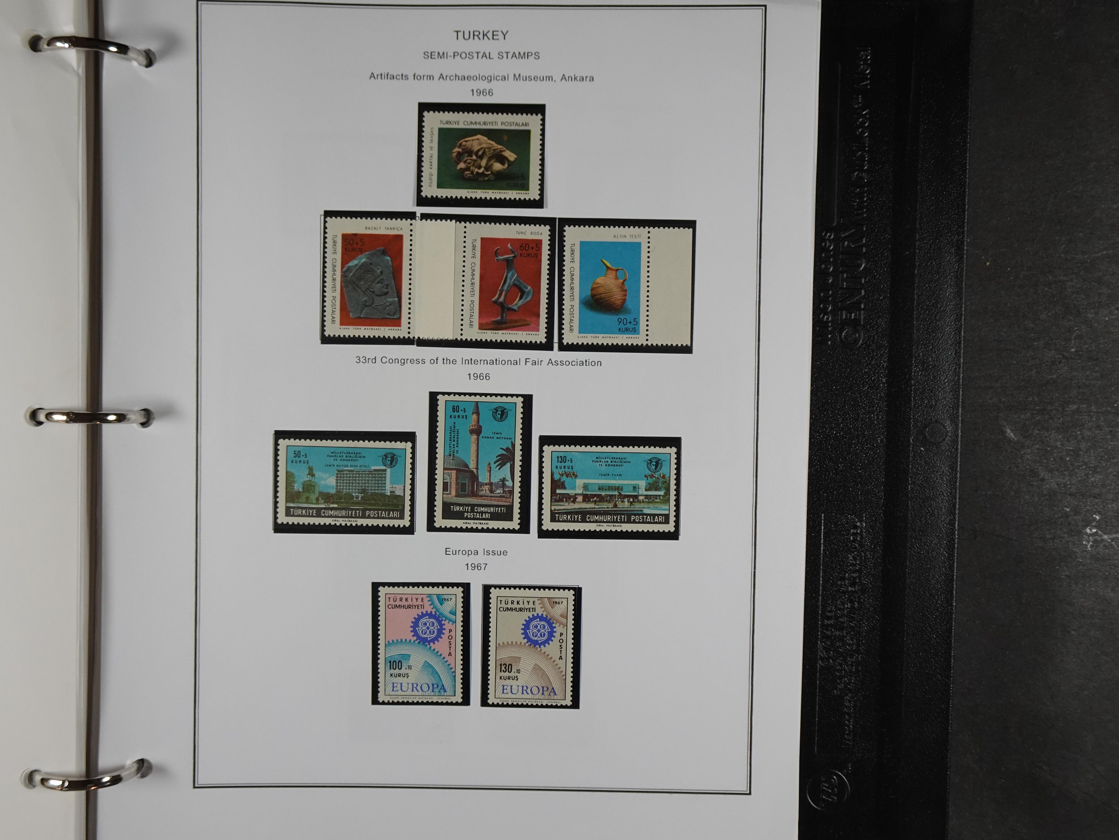 Topcollectie met een enorme waarde onder andere zeer goed postfris Back of the Book ook veel varieteiten etc. vondsten zeer zeker mogelijke. 260