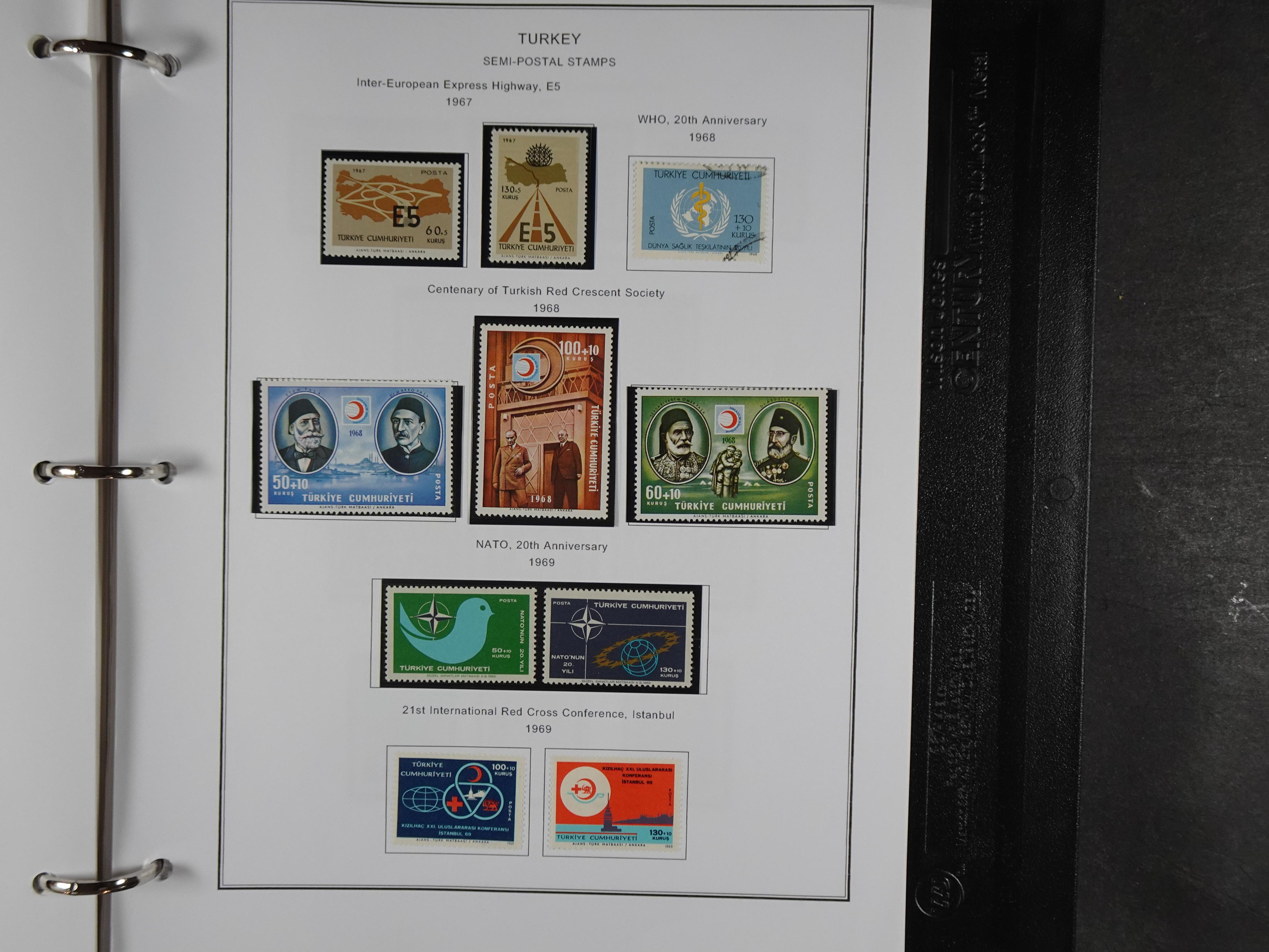 Topcollectie met een enorme waarde onder andere zeer goed postfris Back of the Book ook veel varieteiten etc. vondsten zeer zeker mogelijke. 261