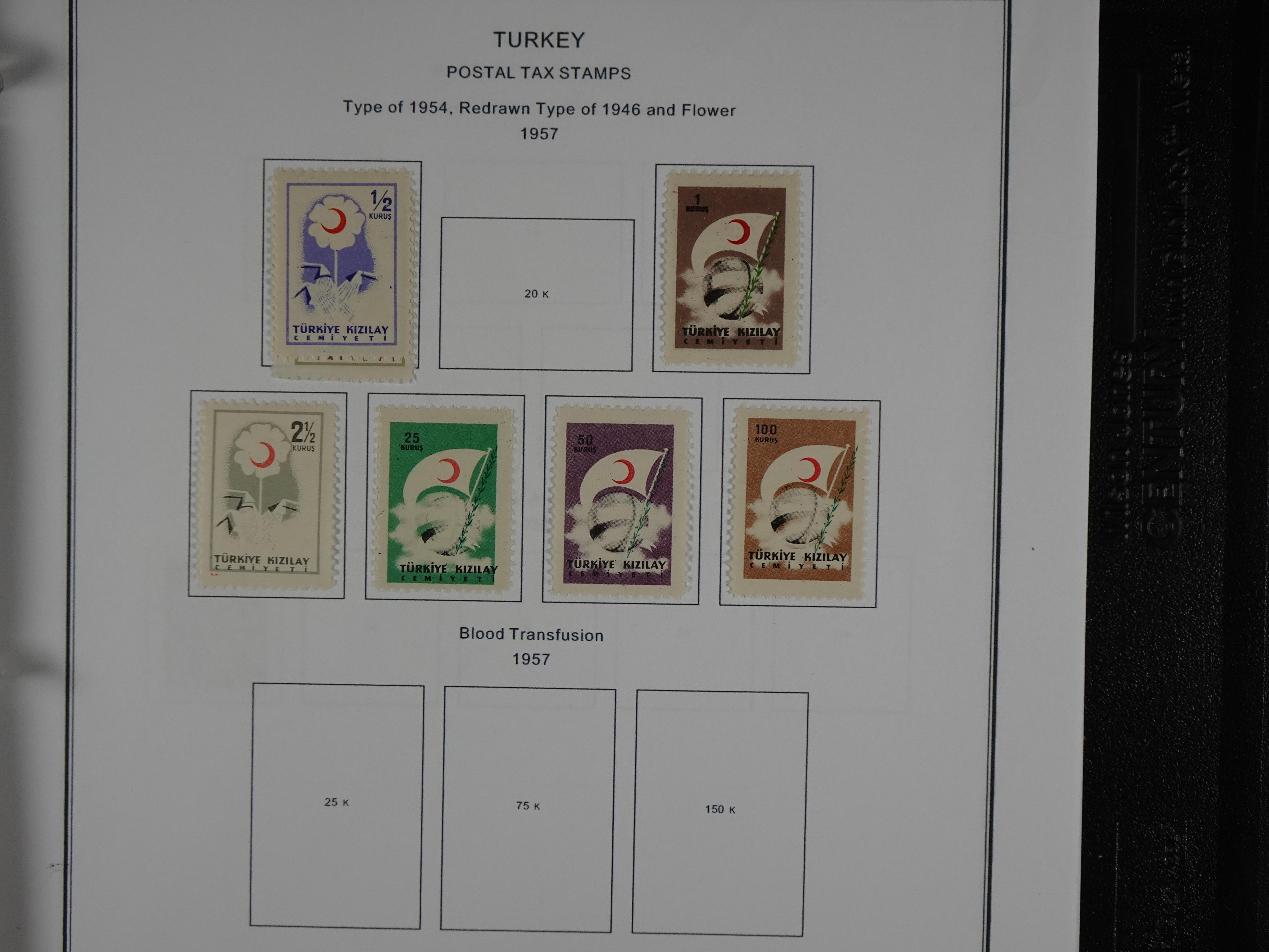 Topcollectie met een enorme waarde onder andere zeer goed postfris Back of the Book ook veel varieteiten etc. vondsten zeer zeker mogelijke. 268