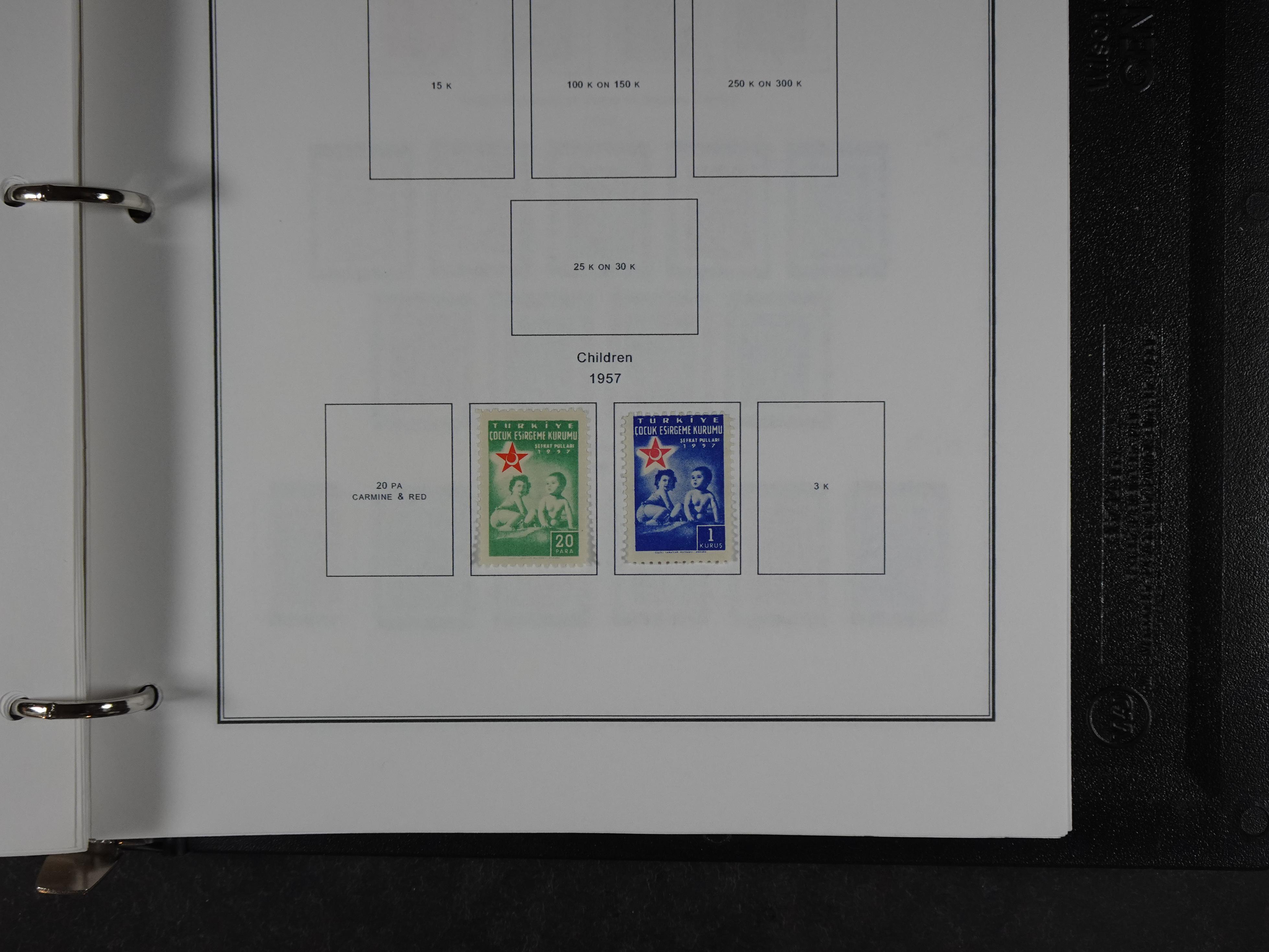 Topcollectie met een enorme waarde onder andere zeer goed postfris Back of the Book ook veel varieteiten etc. vondsten zeer zeker mogelijke. 279