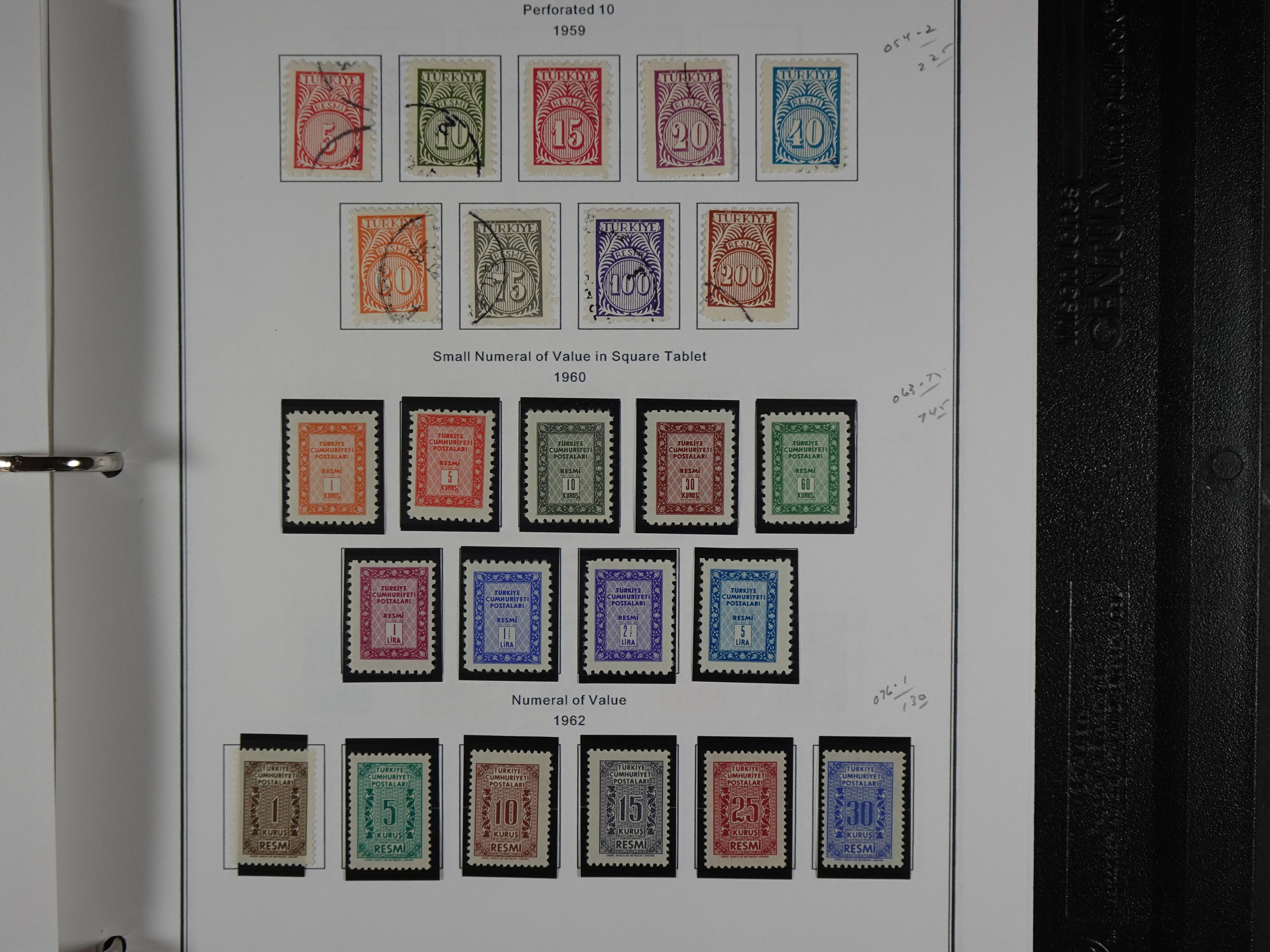 Topcollectie met een enorme waarde onder andere zeer goed postfris Back of the Book ook veel varieteiten etc. vondsten zeer zeker mogelijke. 280