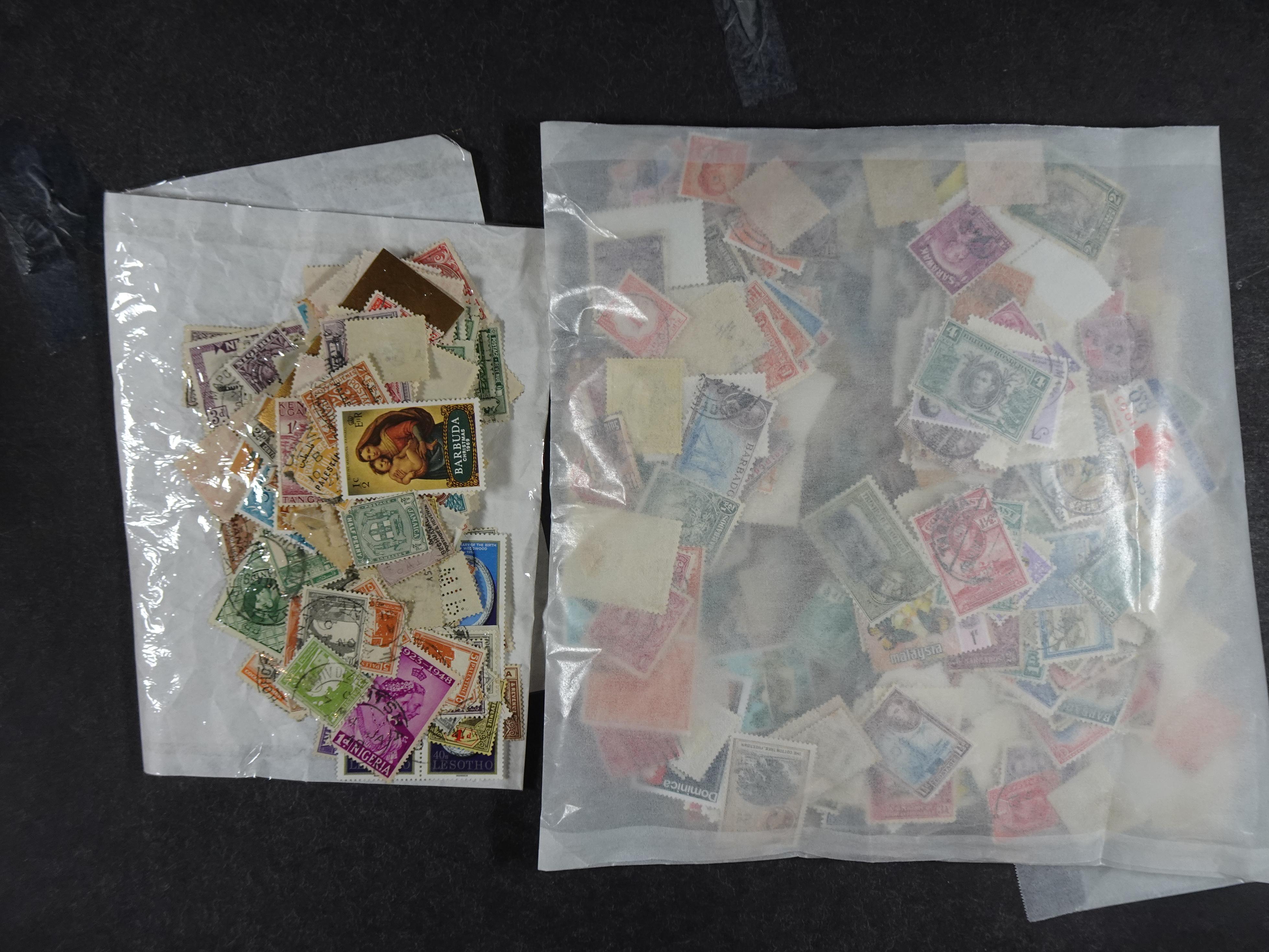 Geweldig uitzoek doos met zeer fraai materiaal van onder andere Zanzibar, Tanganyiga, stempels en geweldig hoge cat waarde.