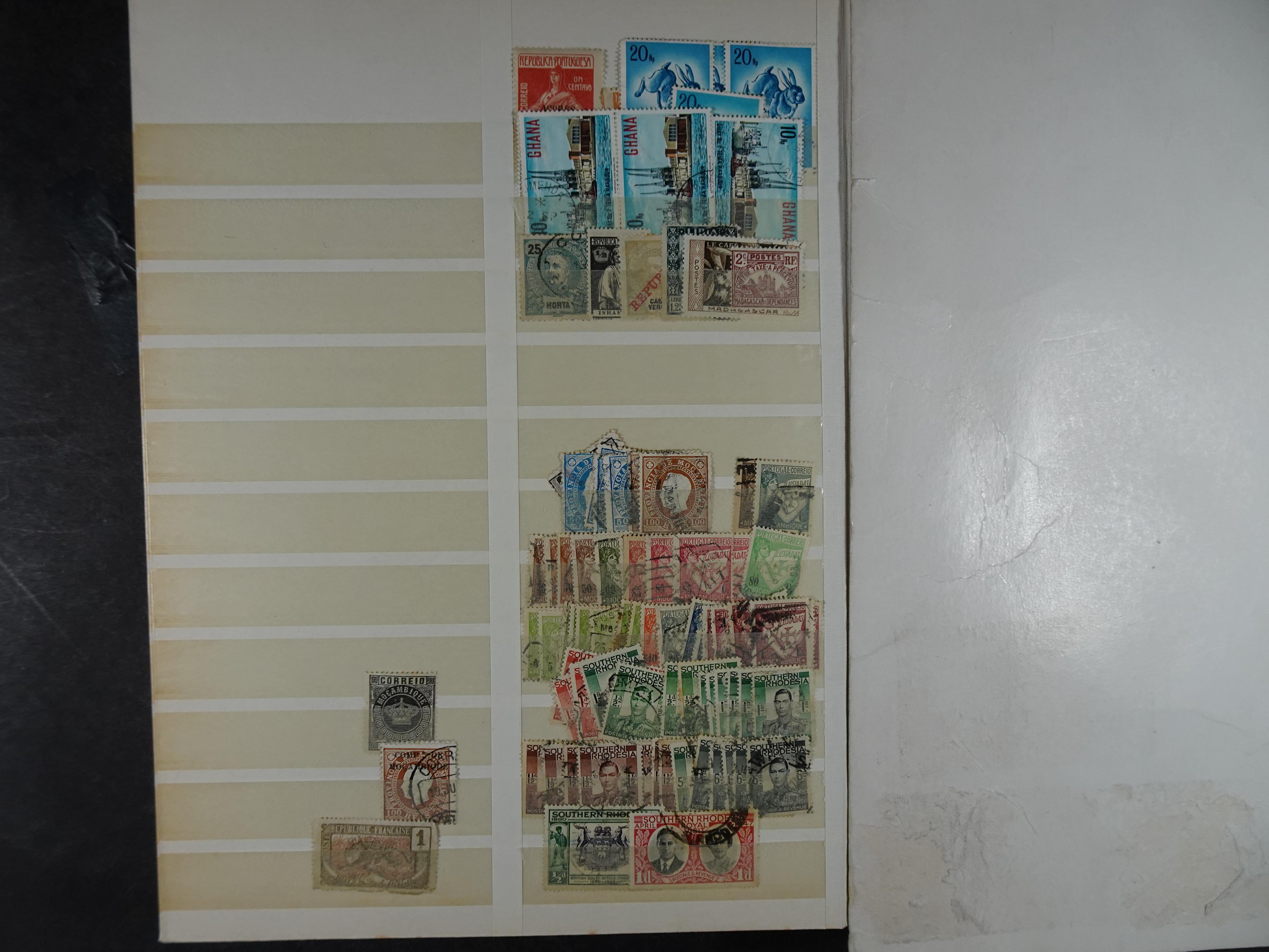 Goed gevulde stockboek wereld, veel Britse gebieden ( klassiek ) betere zegels en aardige stempel materiaal.  34