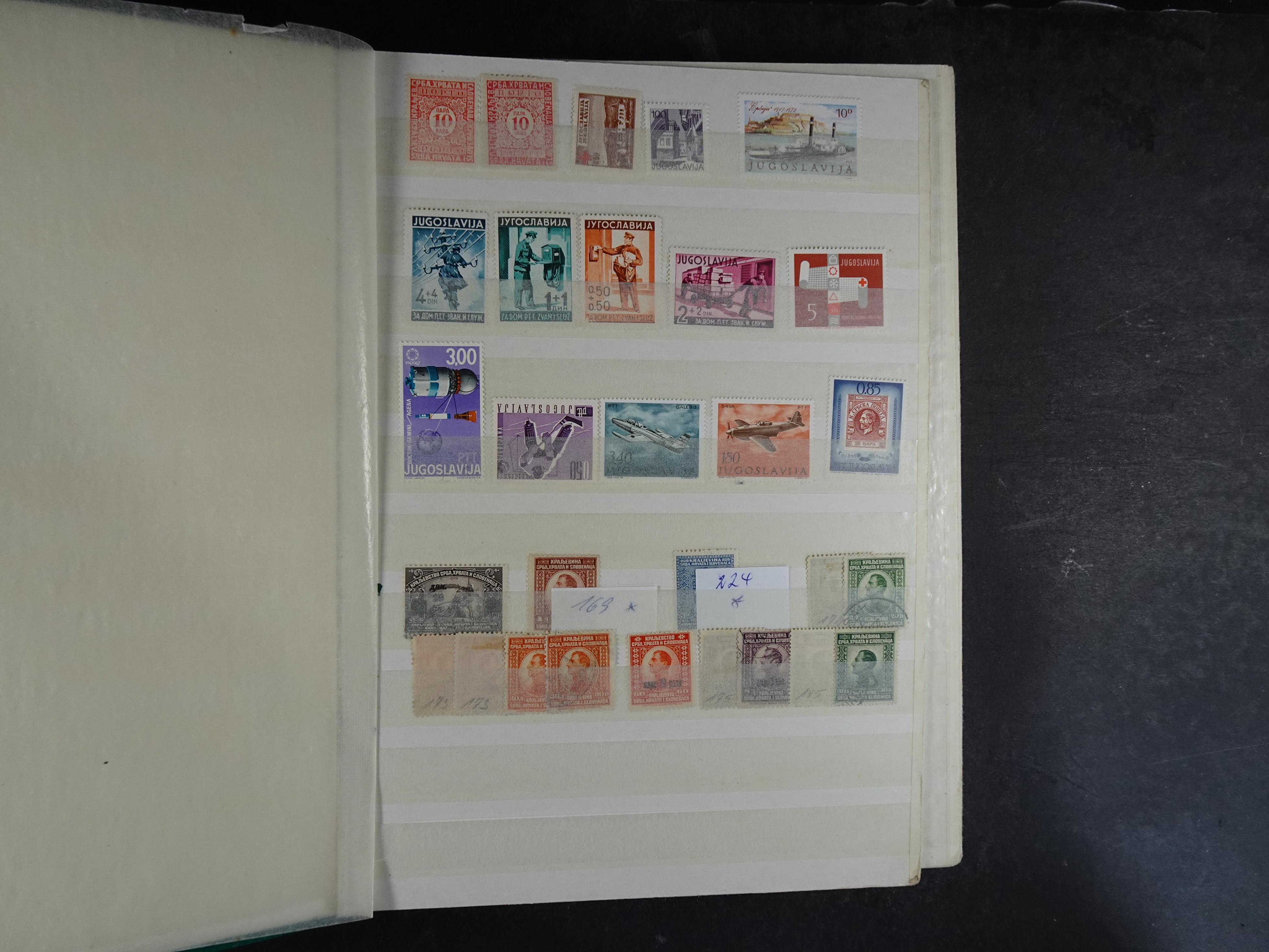 Fraai stock boek met beter materiaal en blokken.
Deels postfris, deels gestempeld.