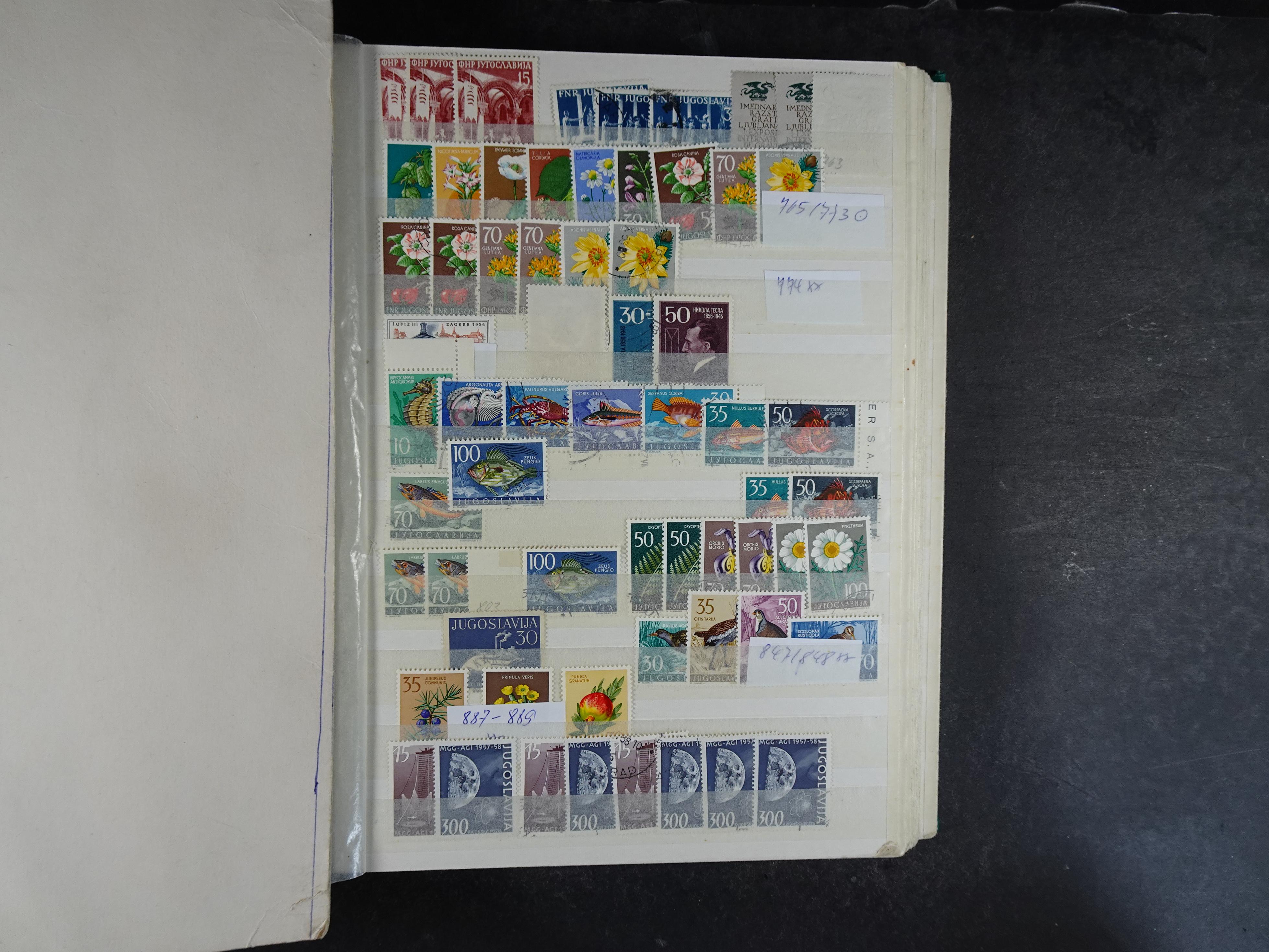 Fraai stock boek met beter materiaal en blokken.
Deels postfris, deels gestempeld. 11