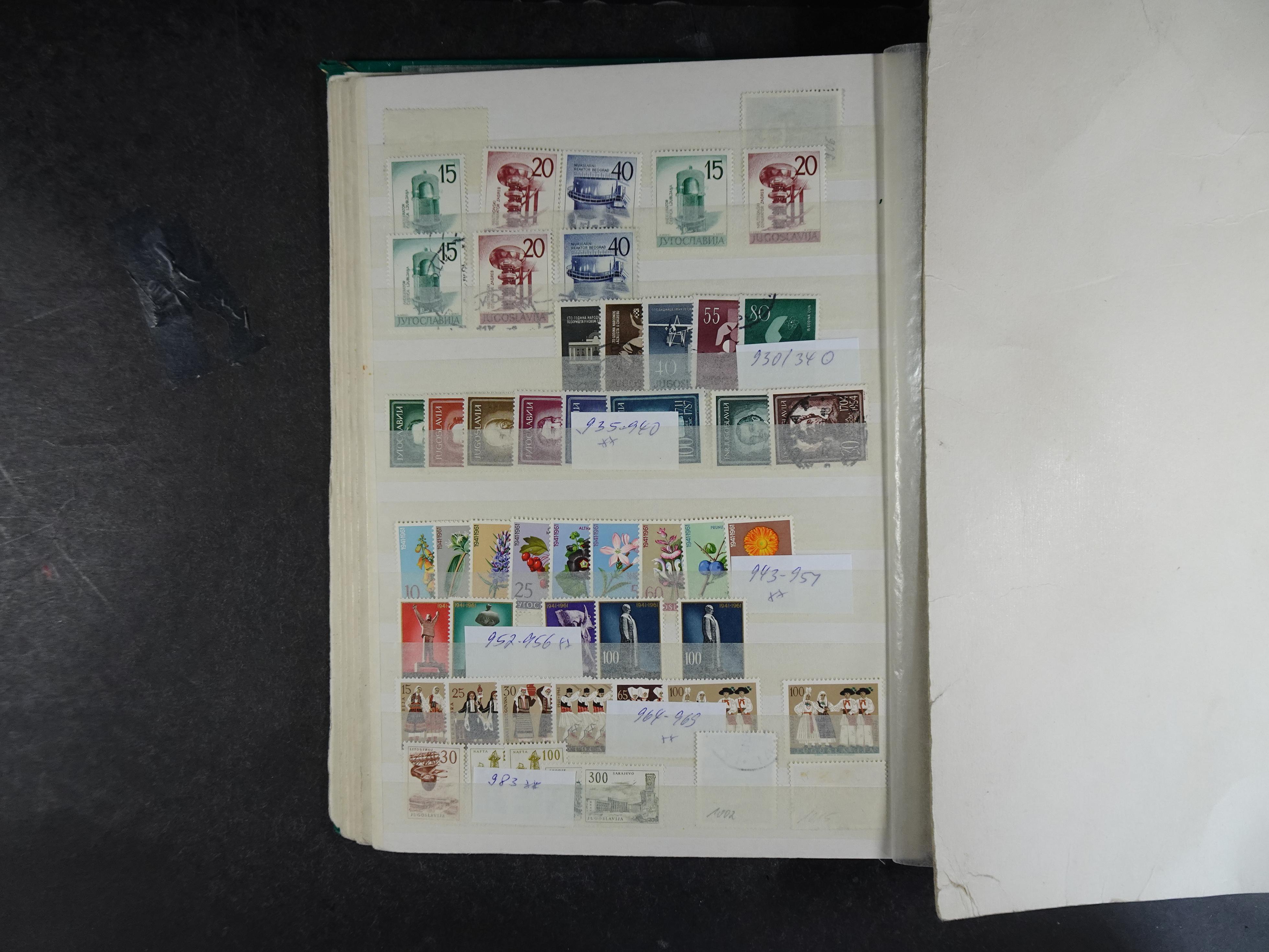 Fraai stock boek met beter materiaal en blokken.
Deels postfris, deels gestempeld. 12