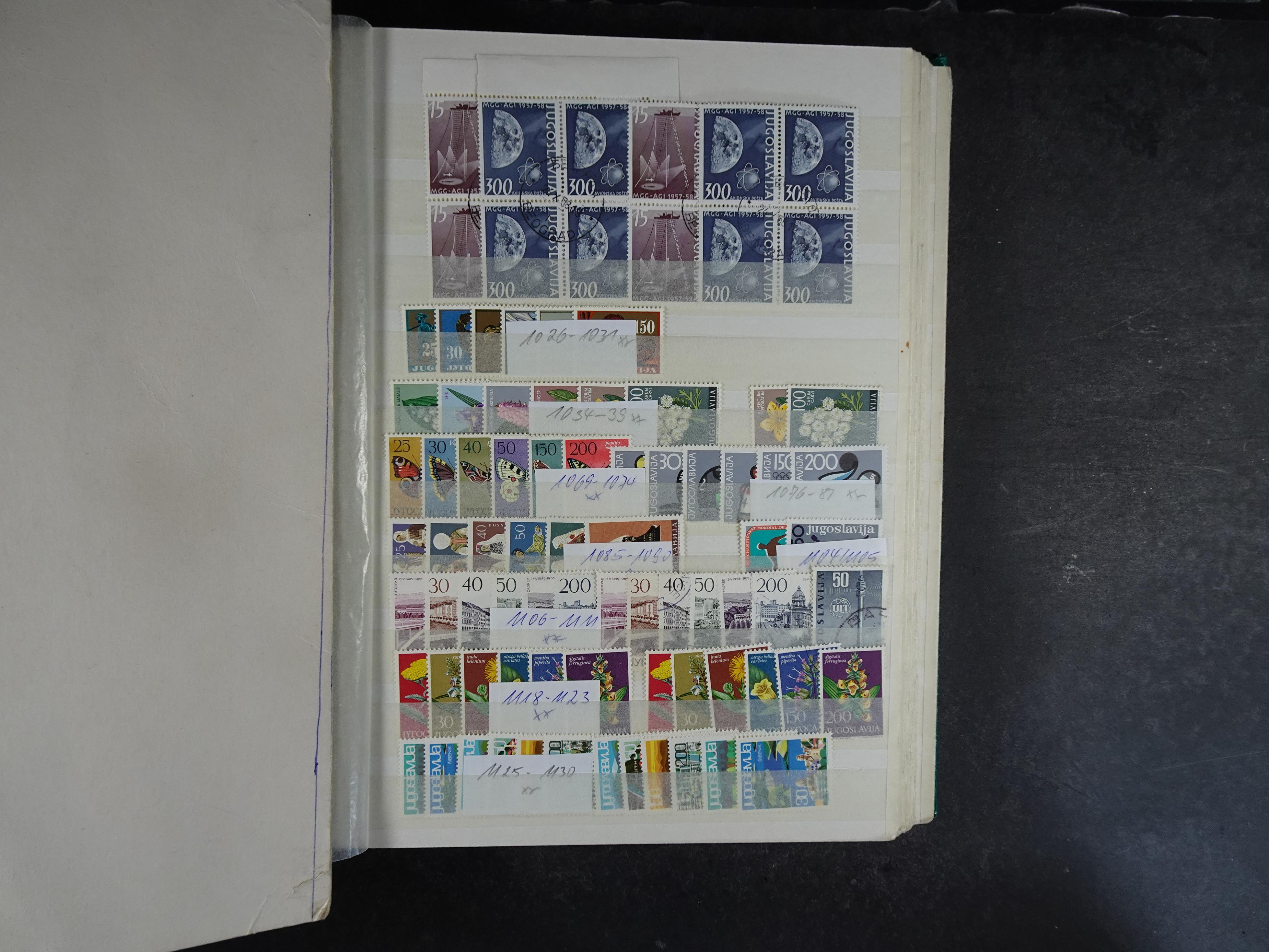 Fraai stock boek met beter materiaal en blokken.
Deels postfris, deels gestempeld. 13