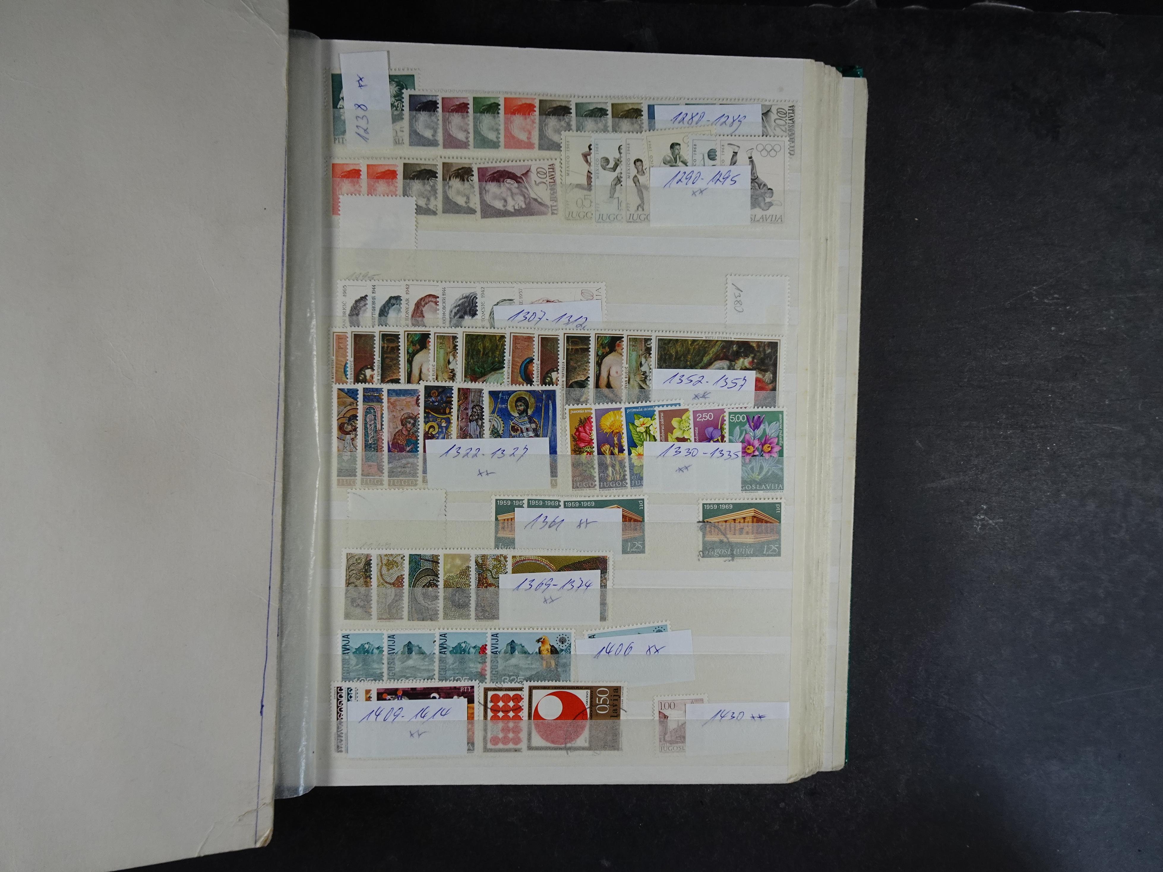 Fraai stock boek met beter materiaal en blokken.
Deels postfris, deels gestempeld. 15