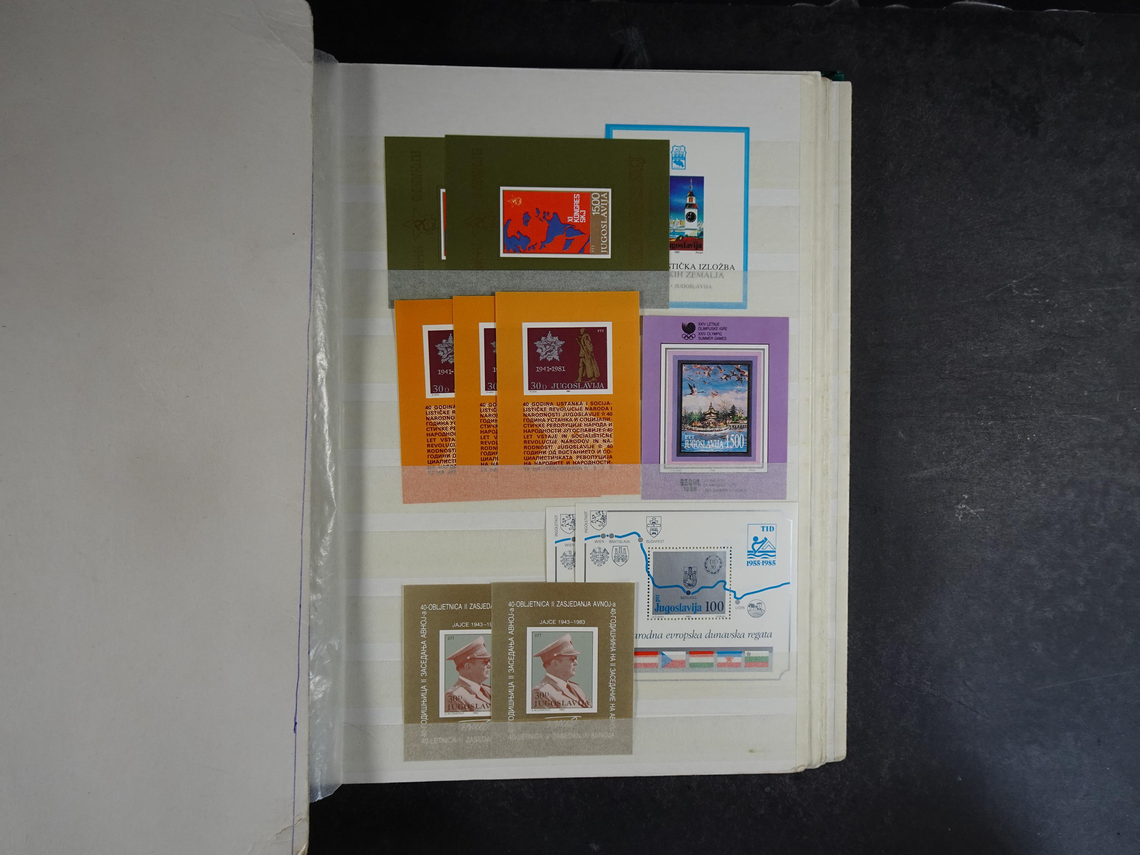 Fraai stock boek met beter materiaal en blokken.
Deels postfris, deels gestempeld. 23