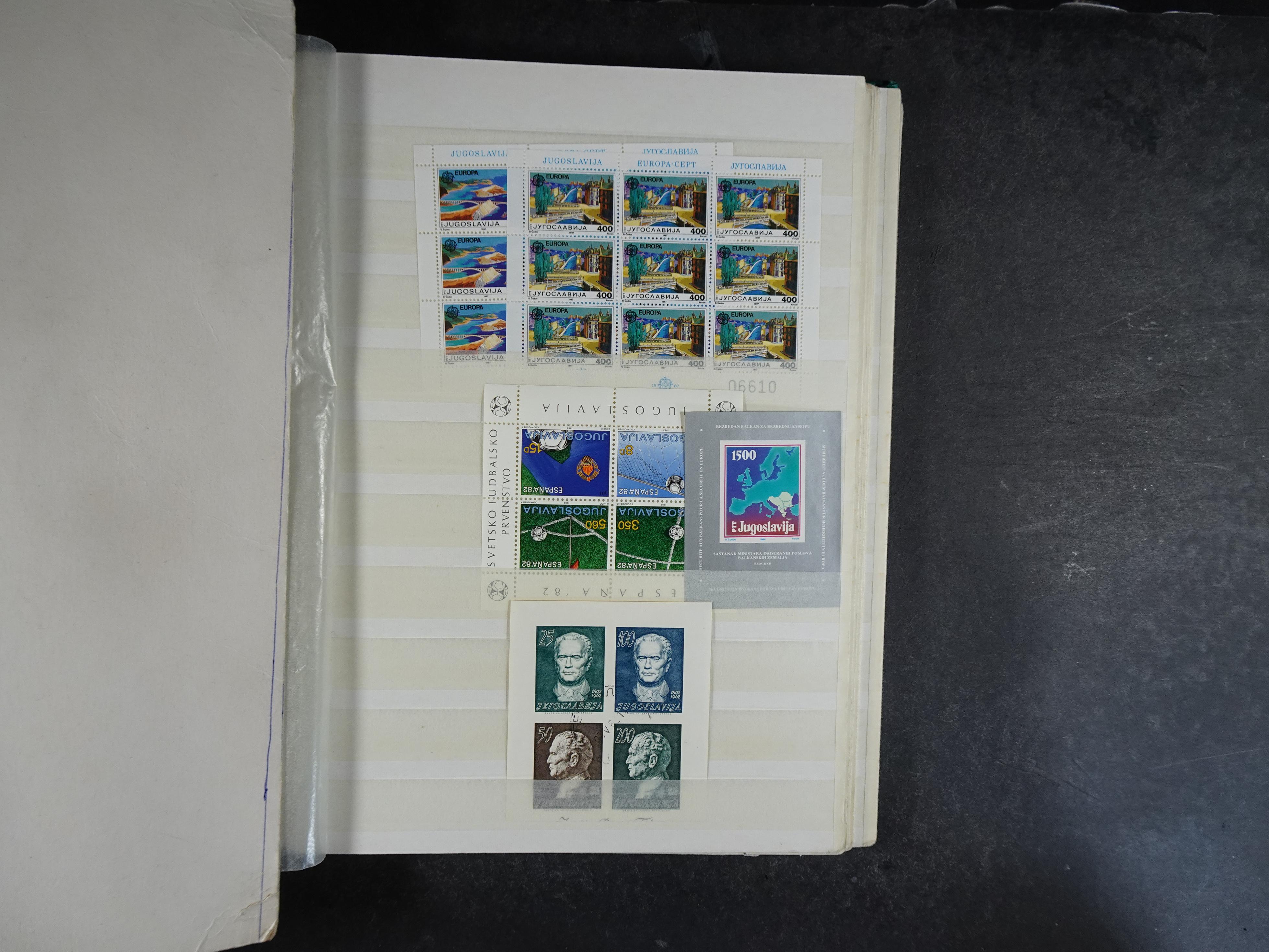 Fraai stock boek met beter materiaal en blokken.
Deels postfris, deels gestempeld. 25