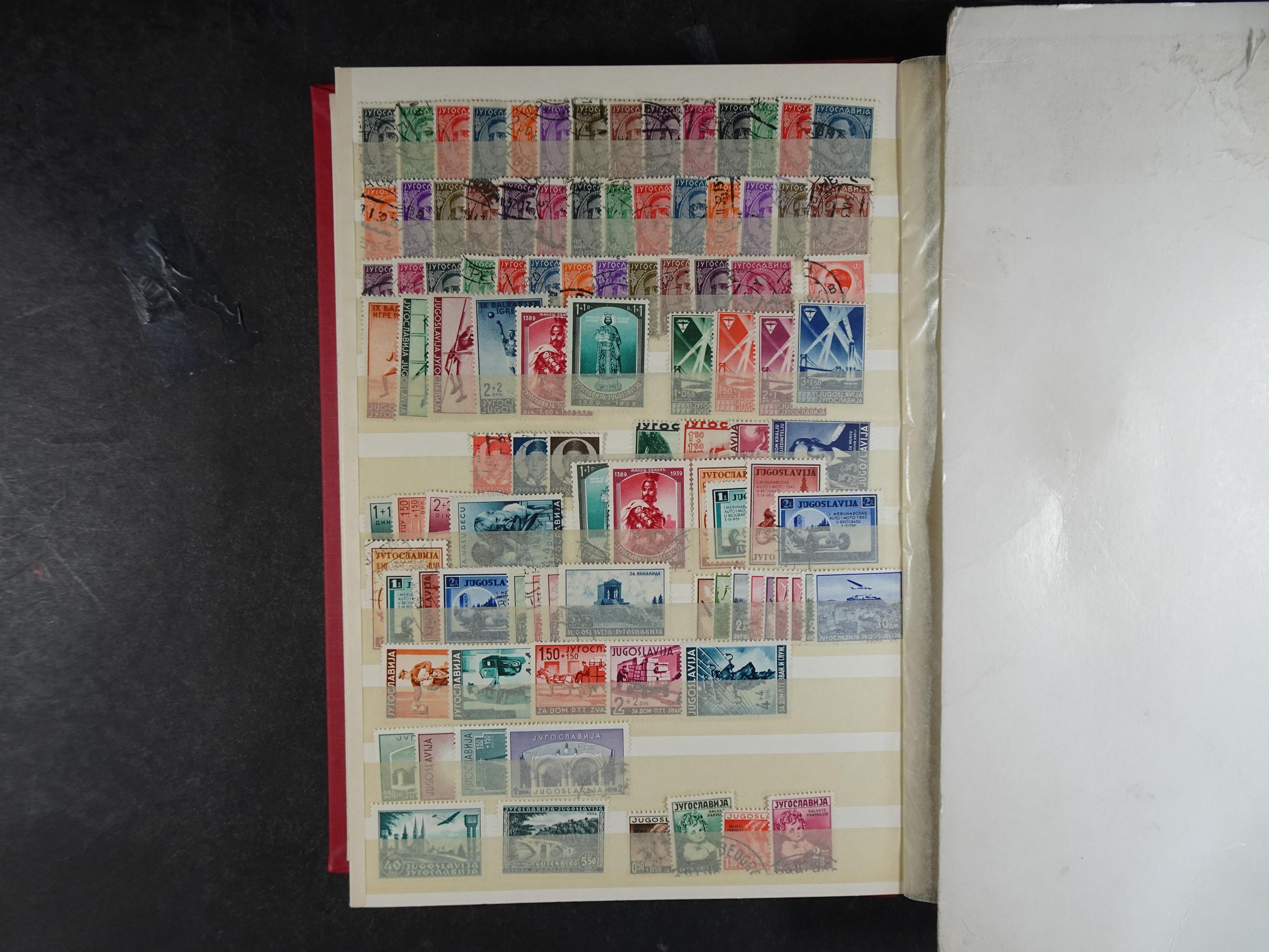 Mooie collectie Joegoslavië, waar onder betere zegels en series, deels postfris.
Veel porto.  6