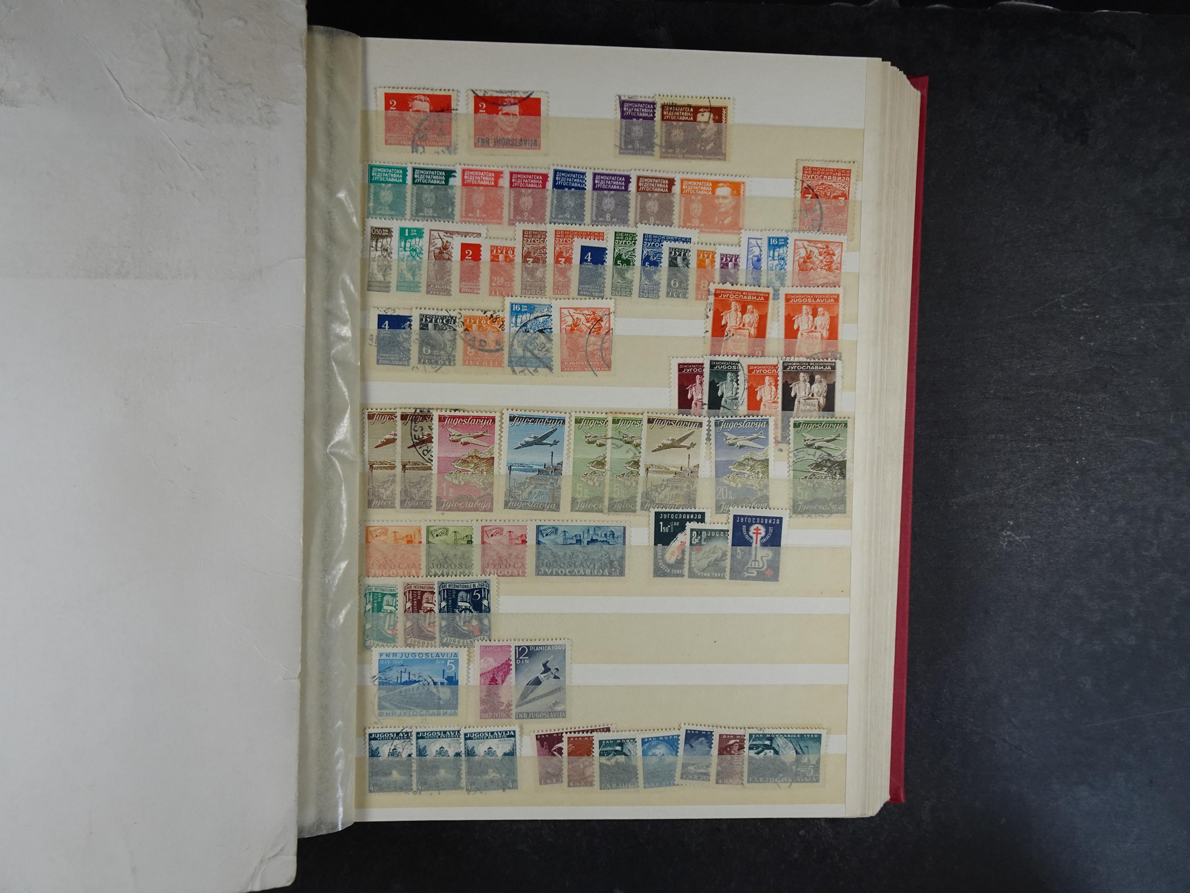 Mooie collectie Joegoslavië, waar onder betere zegels en series, deels postfris.
Veel porto.  7