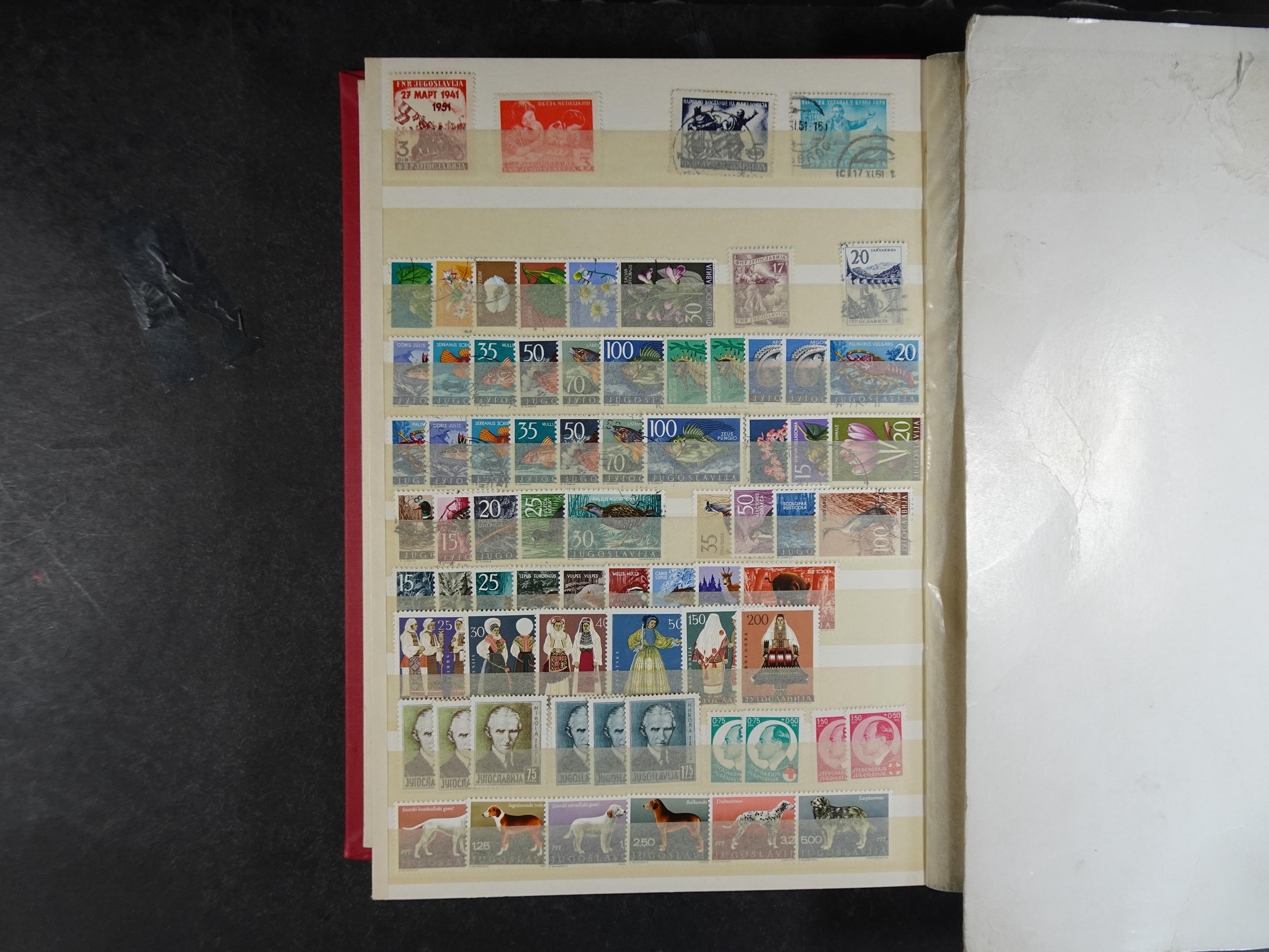 Mooie collectie Joegoslavië, waar onder betere zegels en series, deels postfris.
Veel porto.  8