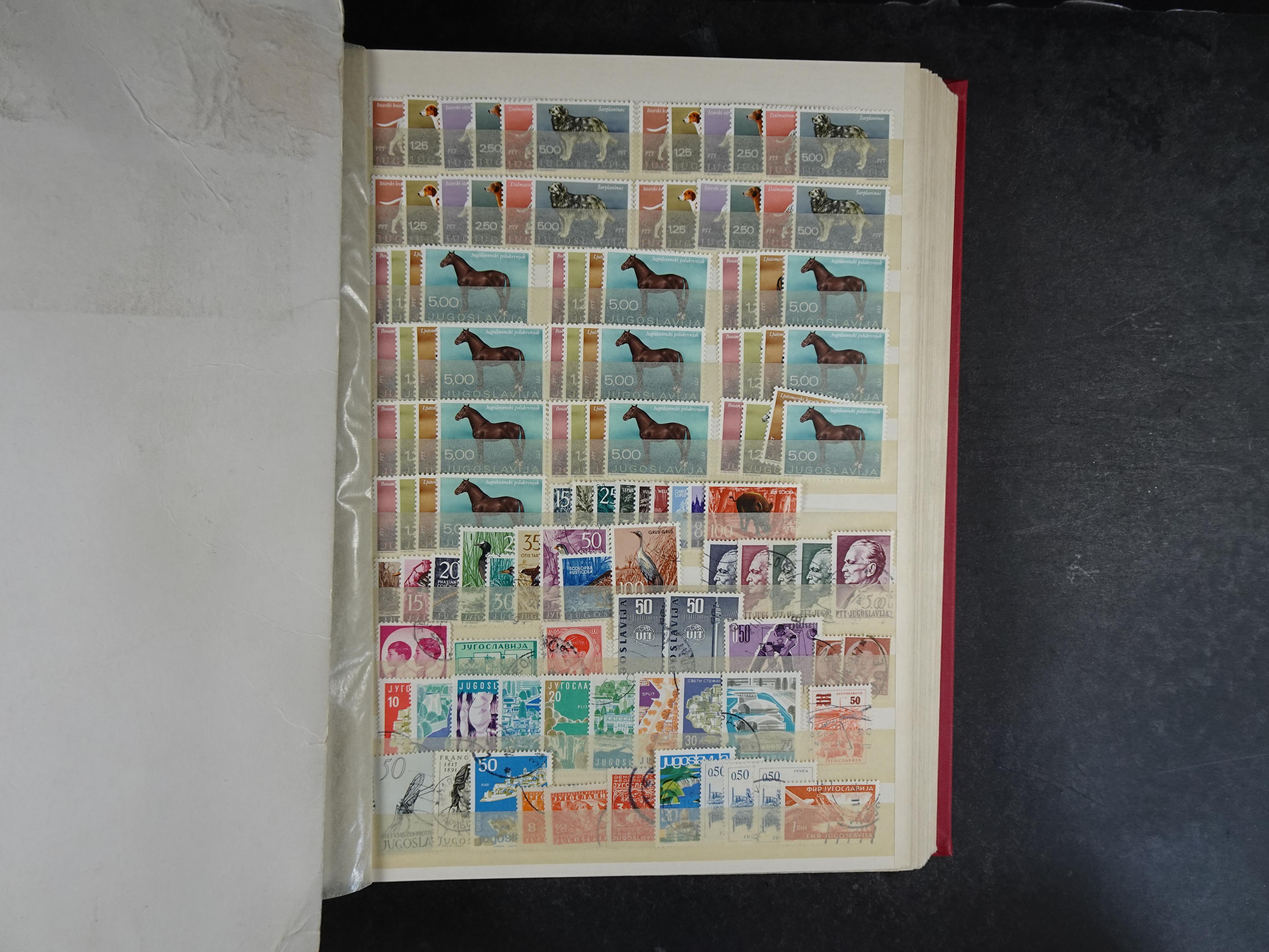 Mooie collectie Joegoslavië, waar onder betere zegels en series, deels postfris.
Veel porto.  9