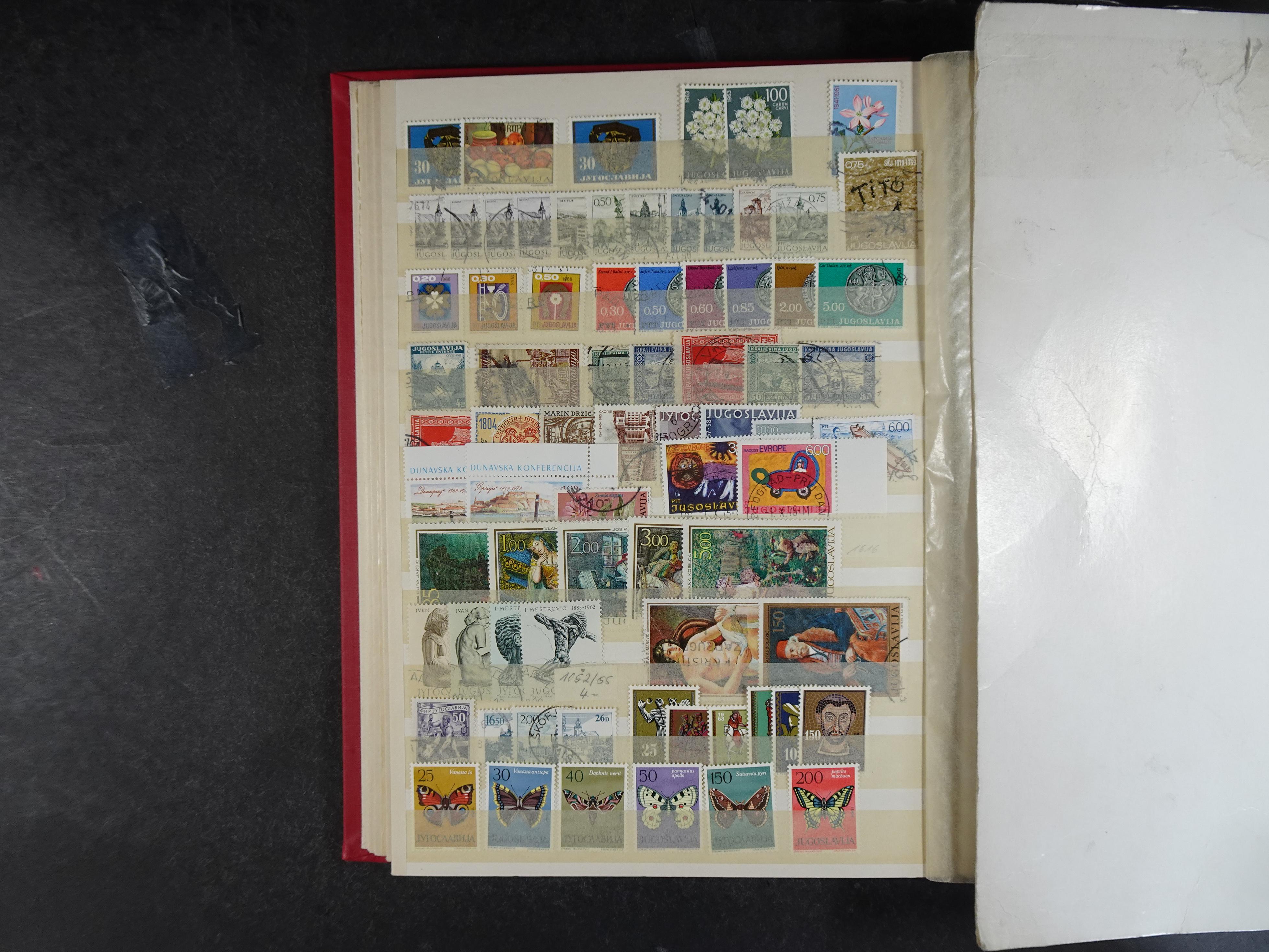 Mooie collectie Joegoslavië, waar onder betere zegels en series, deels postfris.
Veel porto.  10