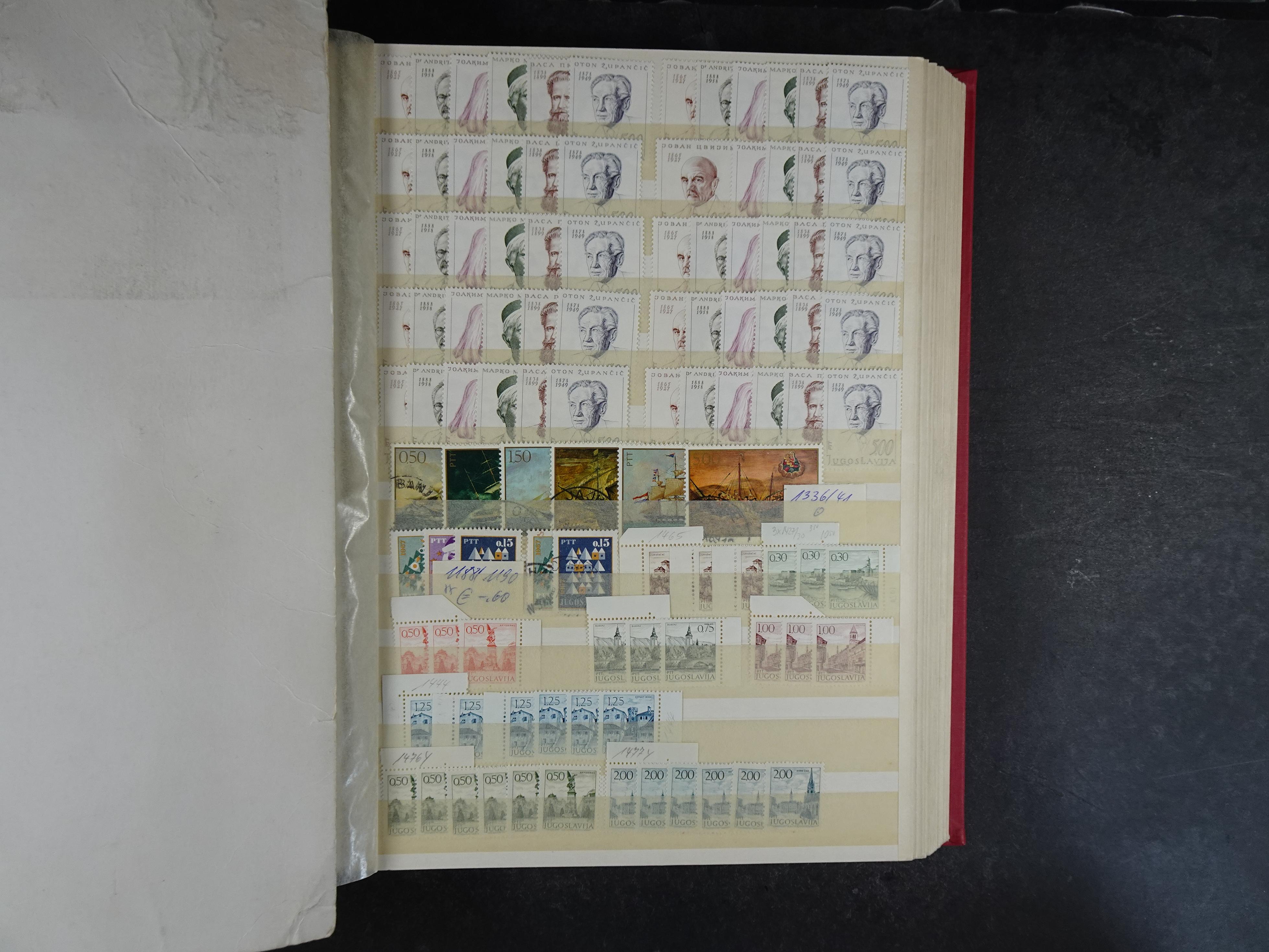 Mooie collectie Joegoslavië, waar onder betere zegels en series, deels postfris.
Veel porto.  11