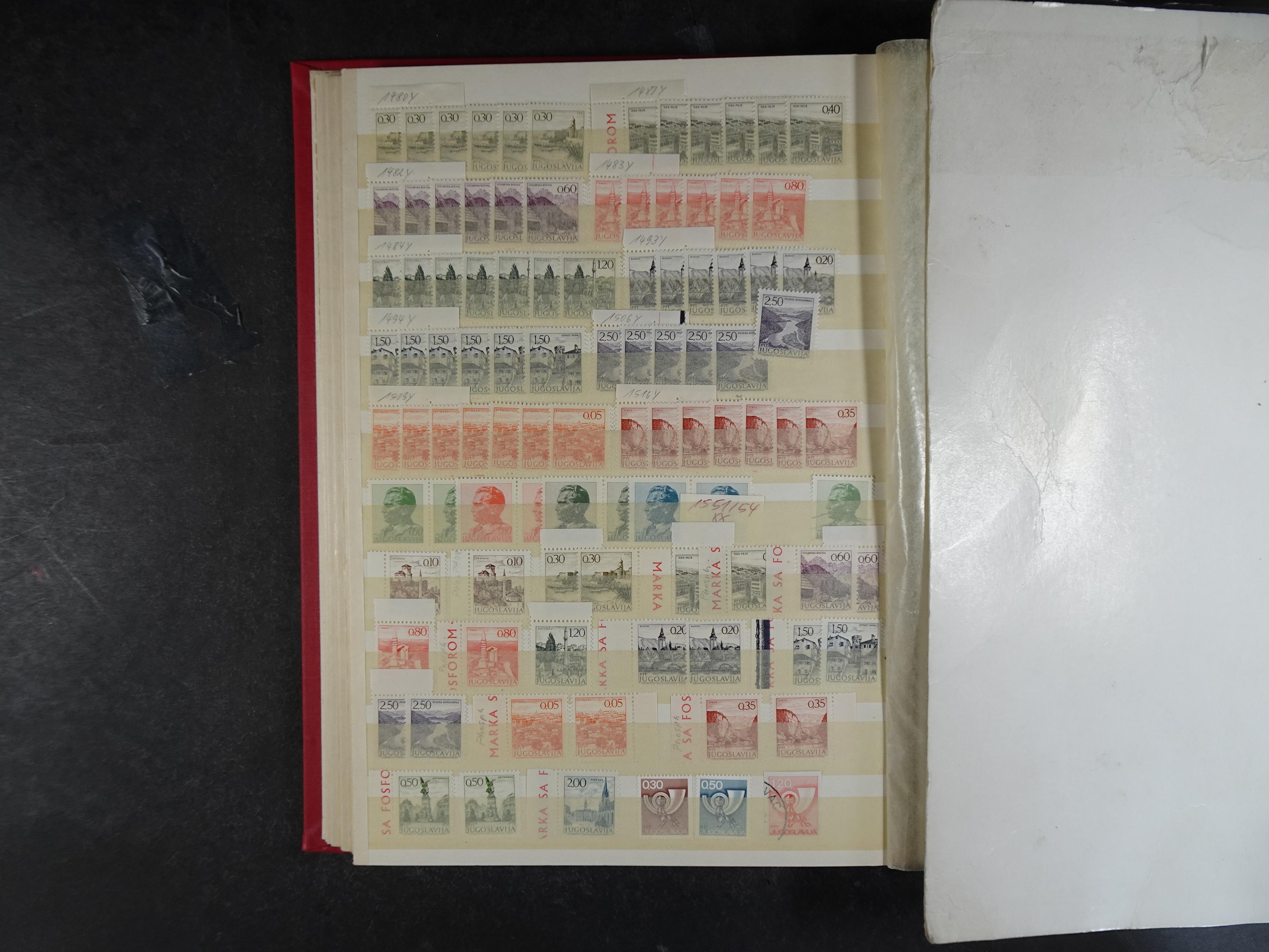 Mooie collectie Joegoslavië, waar onder betere zegels en series, deels postfris.
Veel porto.  12