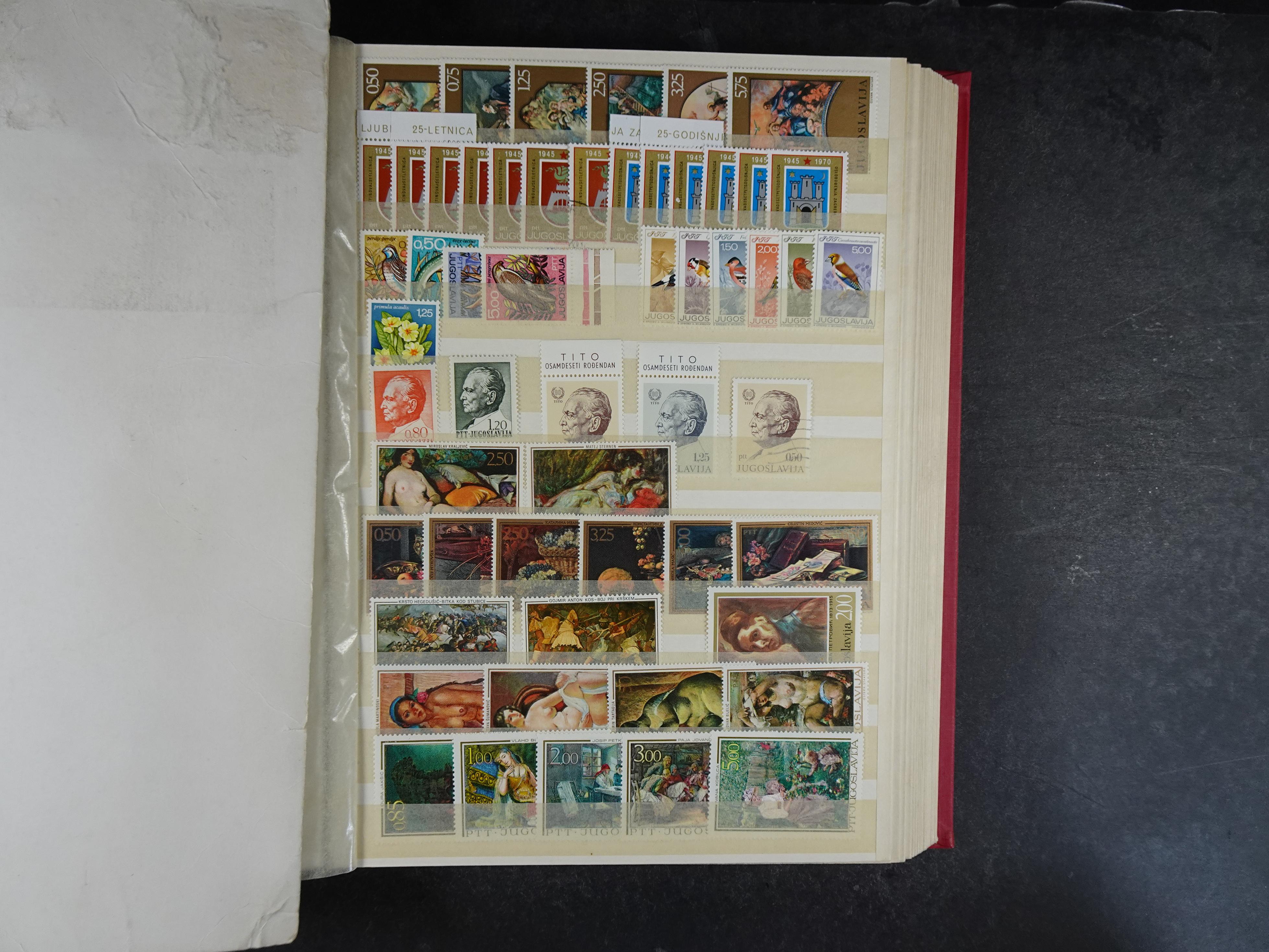 Mooie collectie Joegoslavië, waar onder betere zegels en series, deels postfris.
Veel porto.  13