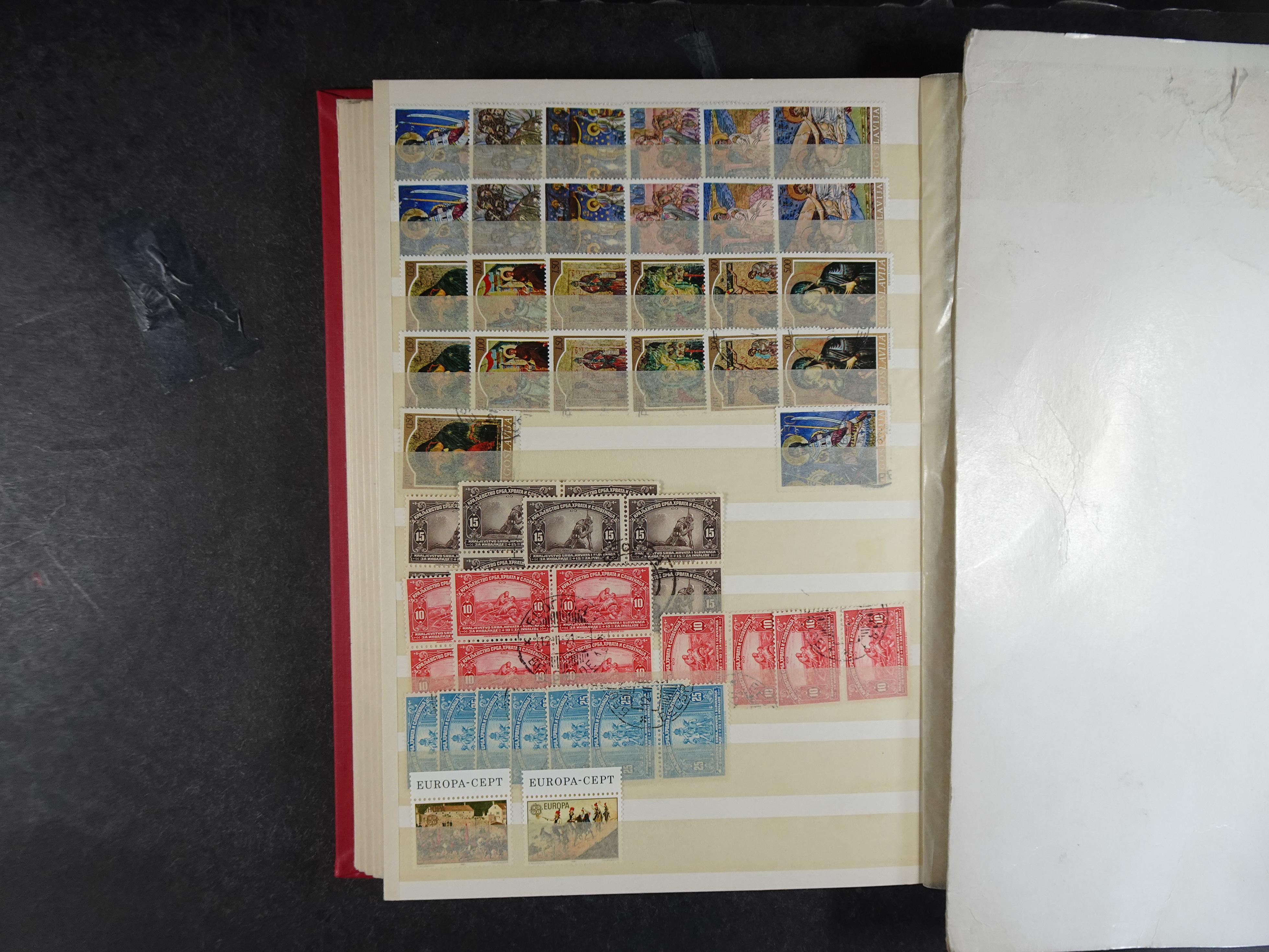 Mooie collectie Joegoslavië, waar onder betere zegels en series, deels postfris.
Veel porto.  16