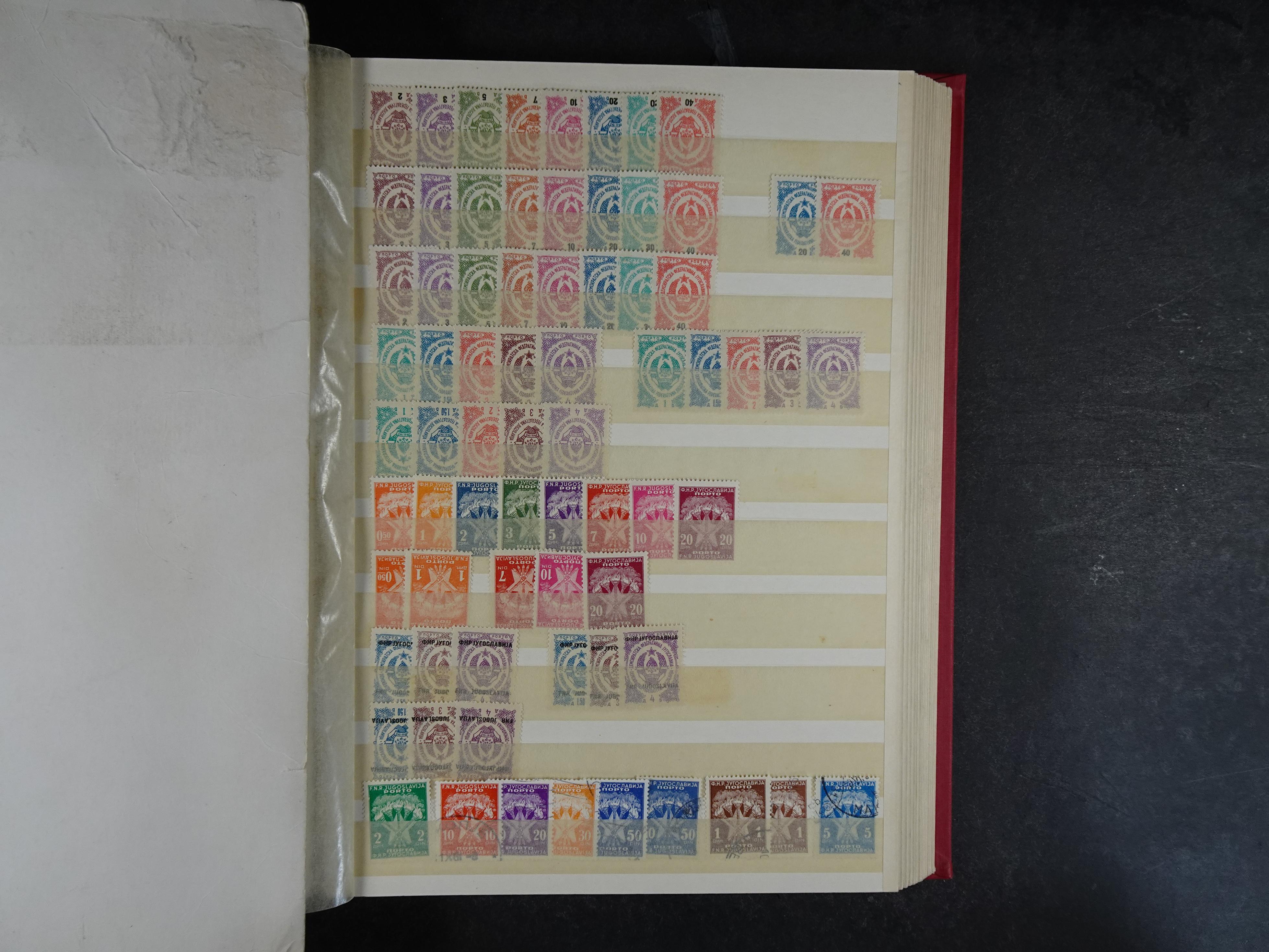 Mooie collectie Joegoslavië, waar onder betere zegels en series, deels postfris.
Veel porto.  19